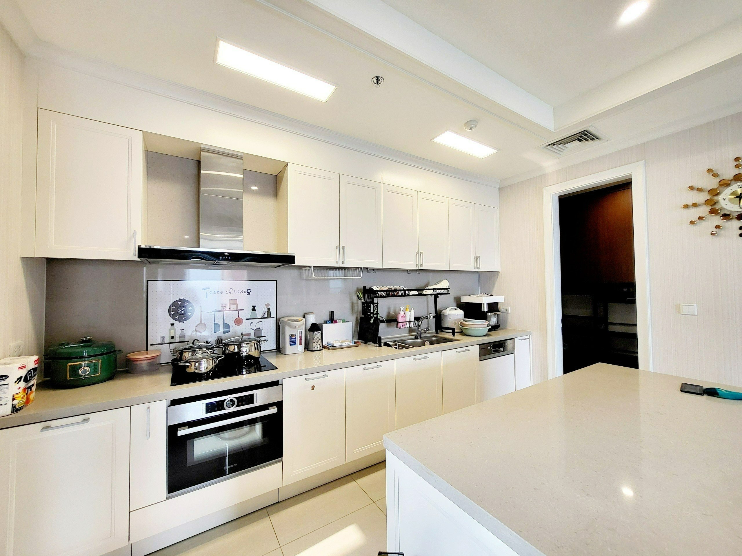 Cho thuê căn hộ 4PN/177m2 full đồ nhập khẩu, view thoáng mát tòa 902 Starlake 7