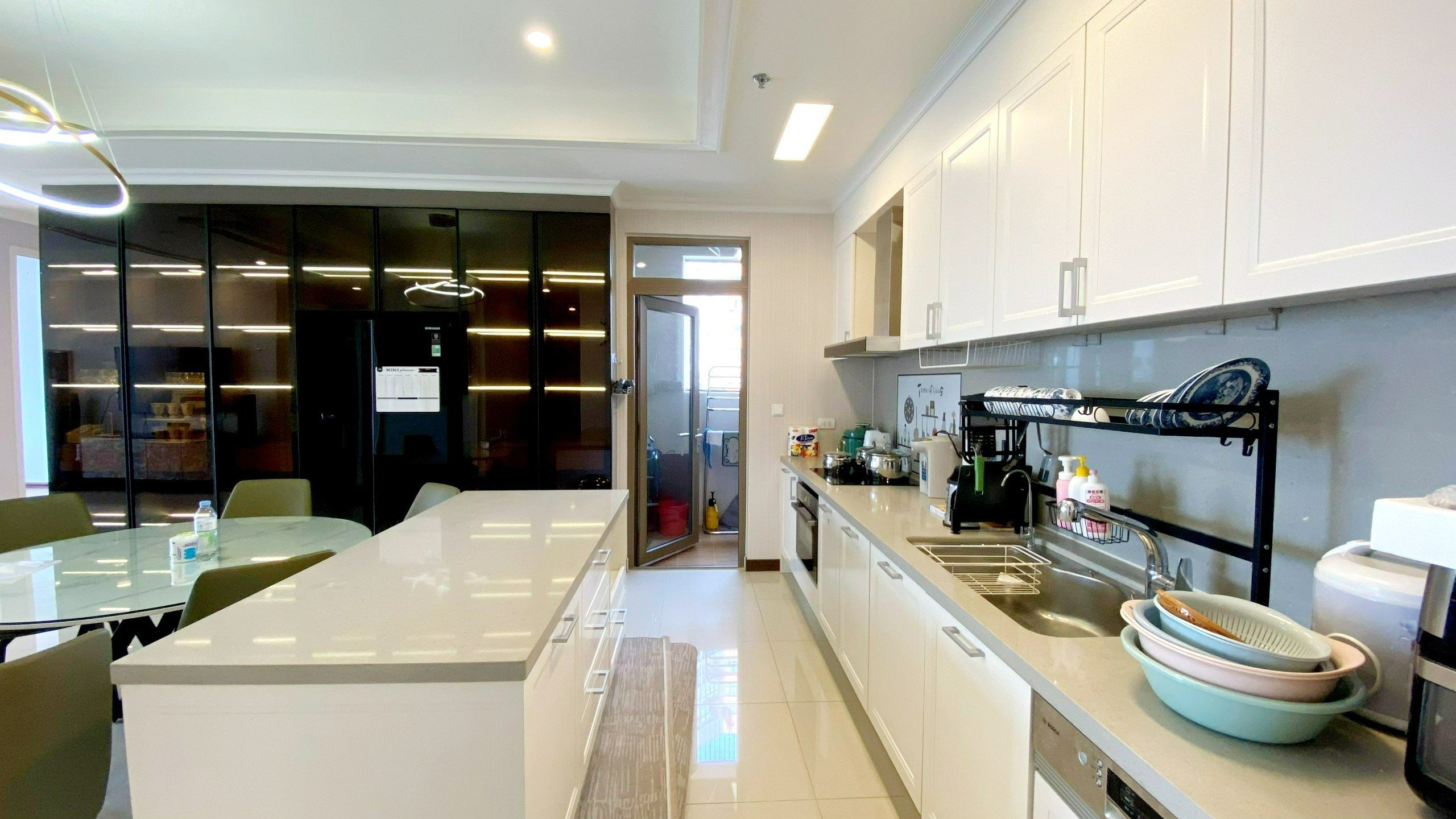 Cho thuê căn hộ 4PN/177m2 full đồ nhập khẩu, view thoáng mát tòa 902 Starlake 8