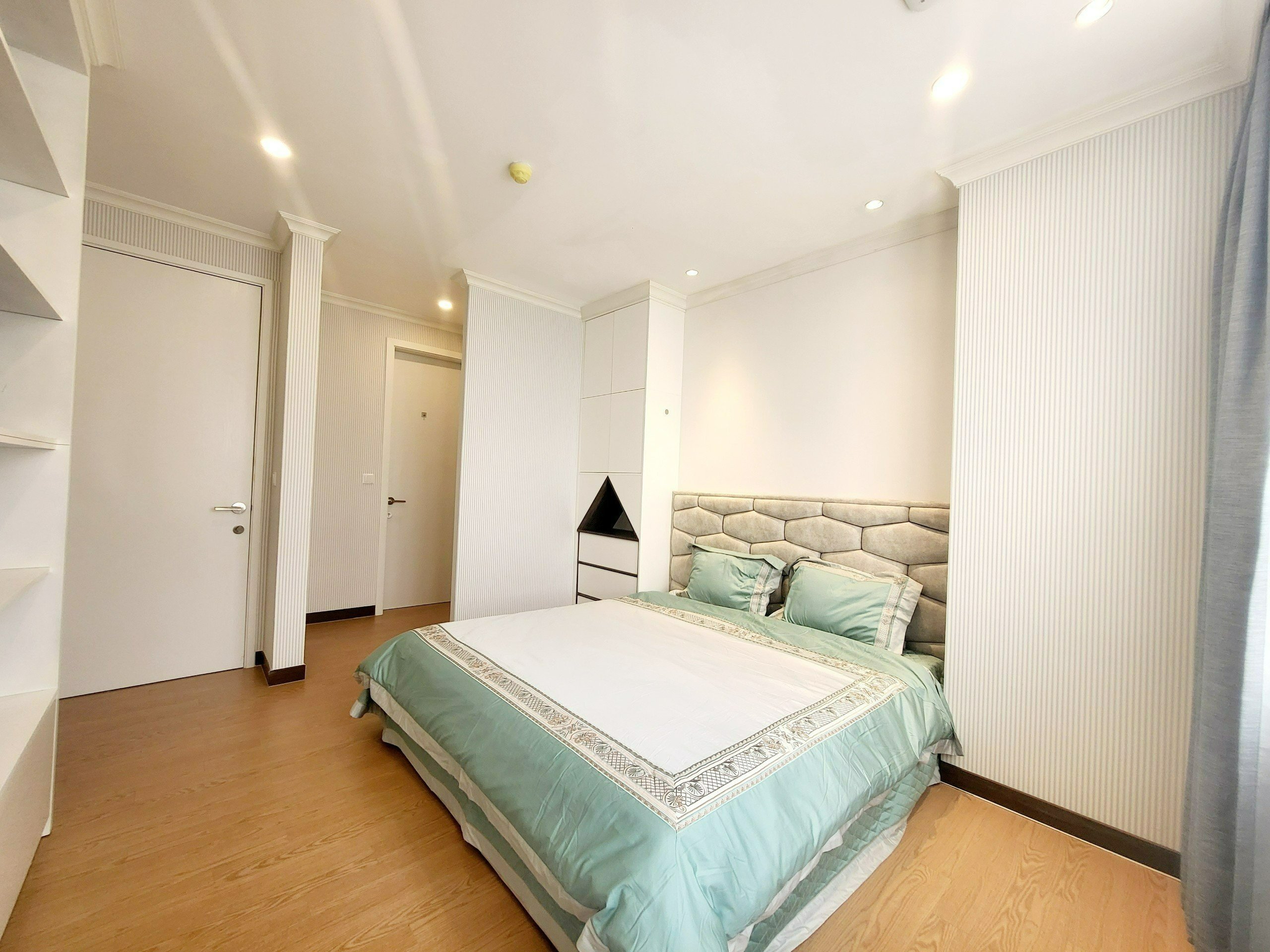 Cho thuê căn hộ 4PN/177m2 full đồ nhập khẩu, view thoáng mát tòa 902 Starlake 9