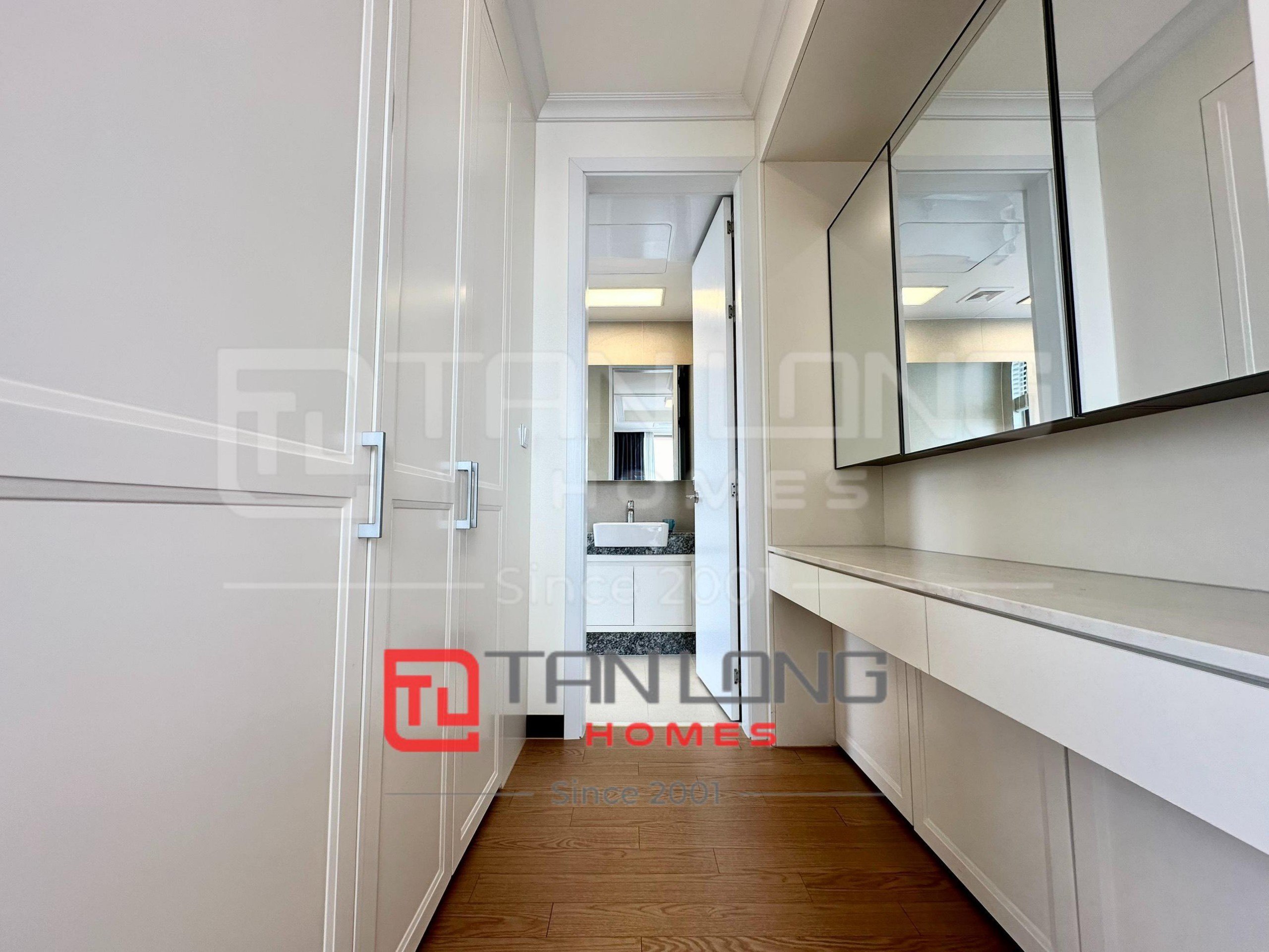 Cho thuê căn hộ cao cấp 4 ngủ 177m2 full đồ nhập khẩu tại 902 Starlake 10