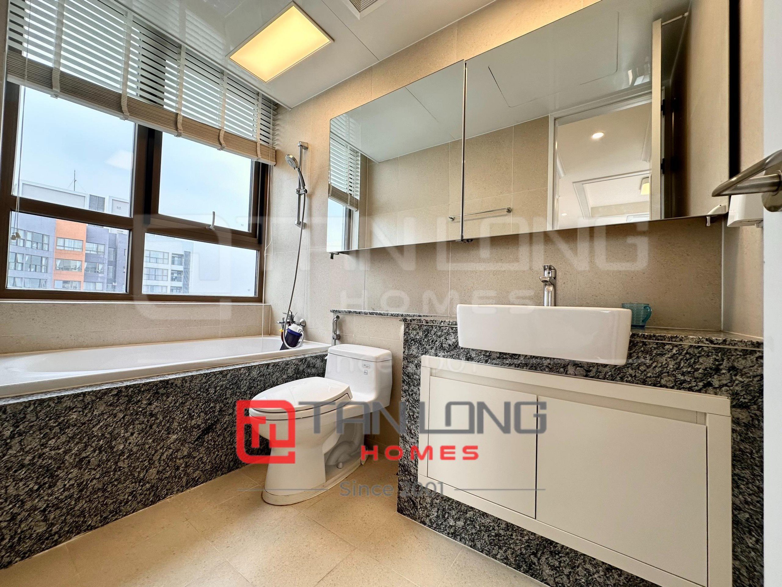 Cho thuê căn hộ cao cấp 4 ngủ 177m2 full đồ nhập khẩu tại 902 Starlake 11