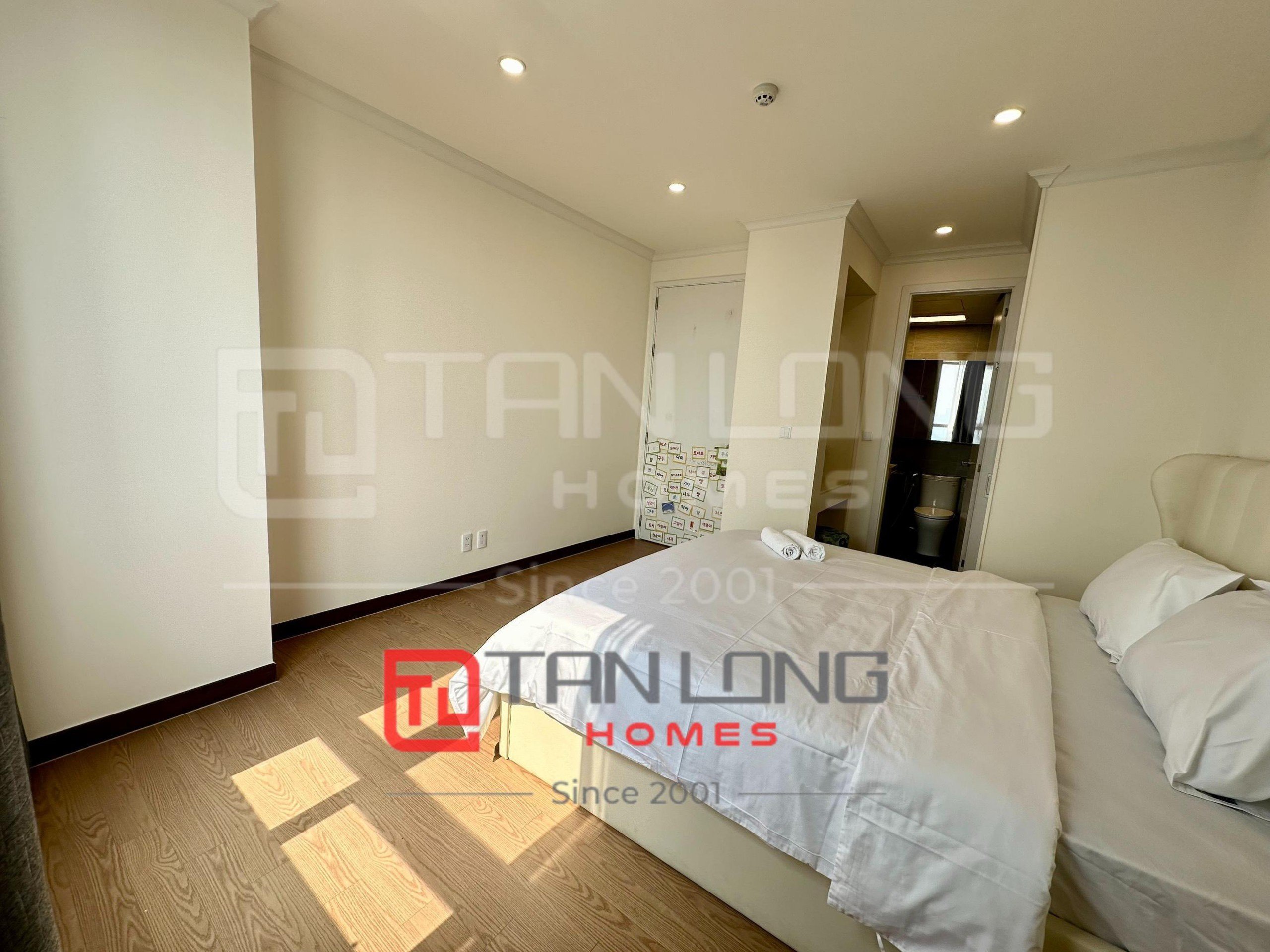 Cho thuê căn hộ cao cấp 4 ngủ 177m2 full đồ nhập khẩu tại 902 Starlake 4