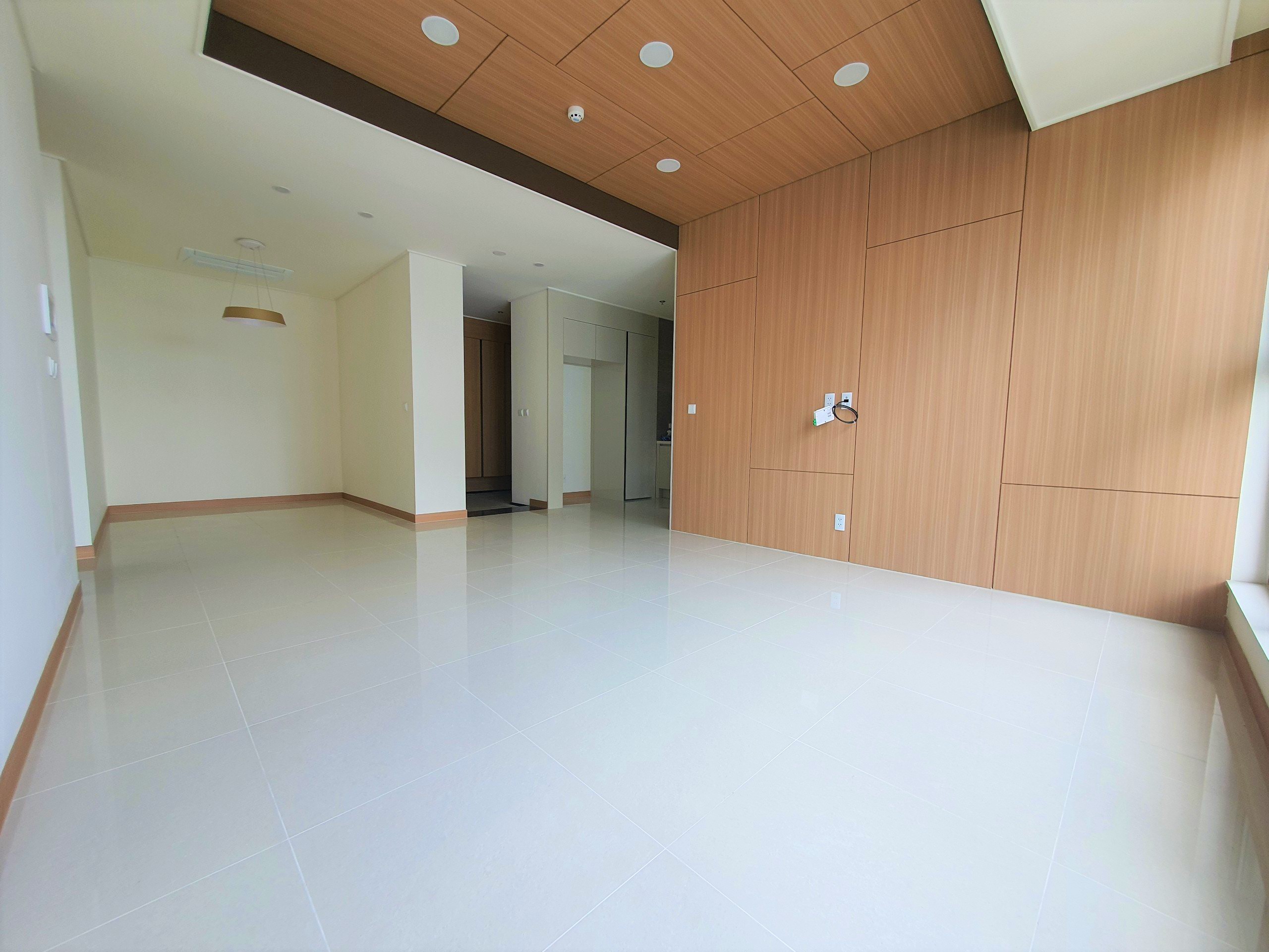 Cho thuê căn hộ cao cấp Starlake 2 ngủ 98m2 trục C view Hồ, mới nguyên bản 2