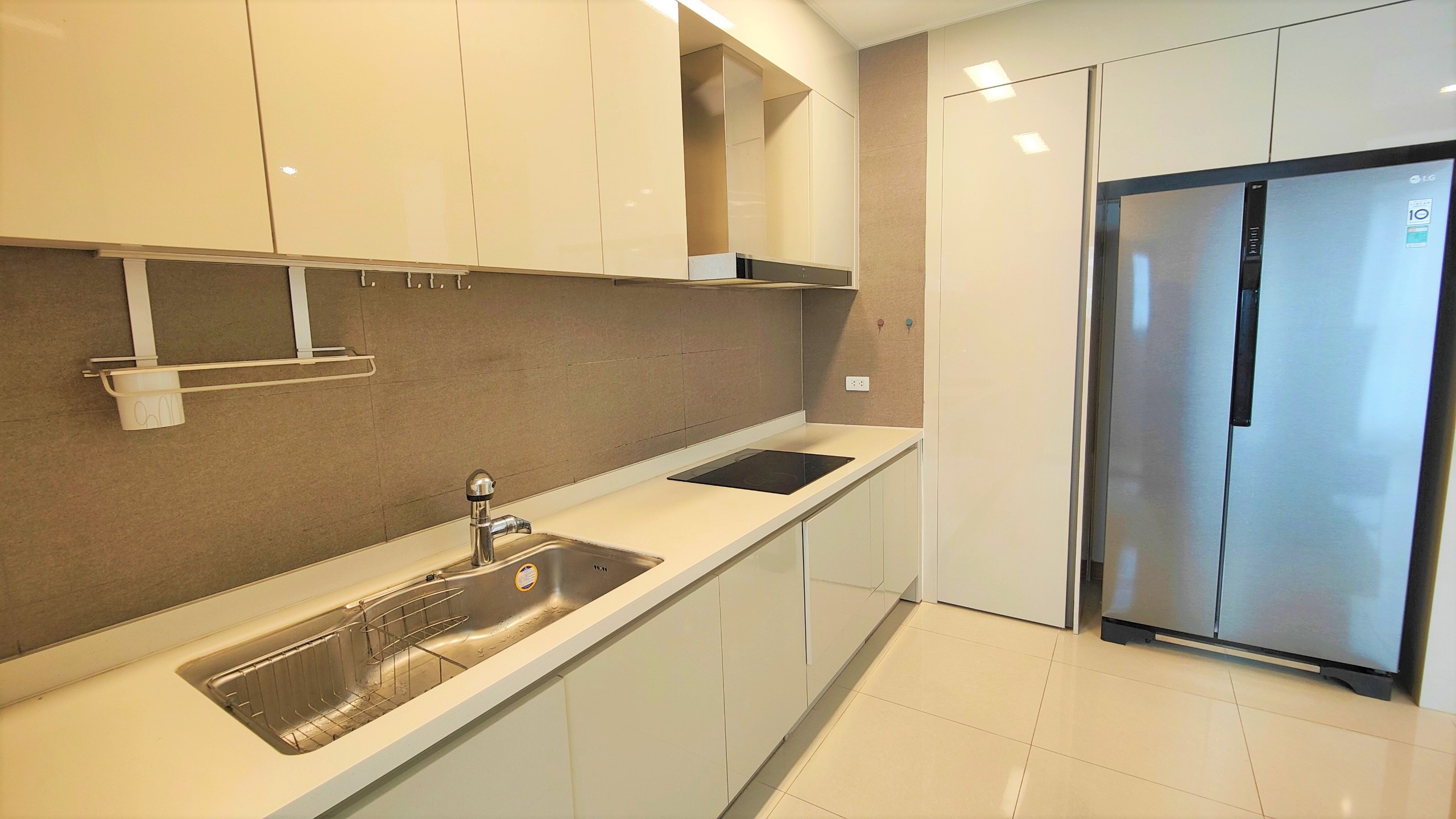 Cho thuê căn hộ đẳng cấp tại 902 Starlake: DT 98m2 x 2 ngủ full đồ mới set-up 4