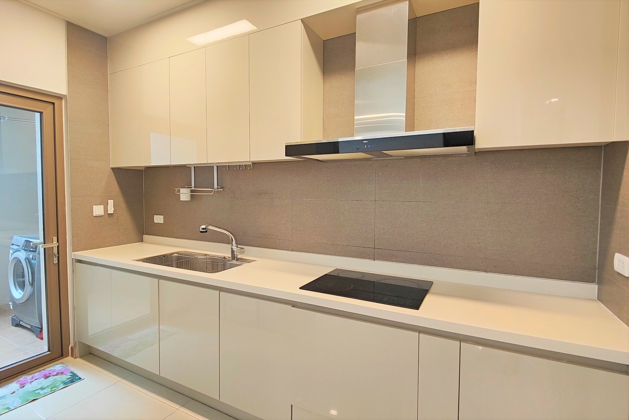 Cho thuê căn hộ đẳng cấp tại 902 Starlake: DT 98m2 x 2 ngủ full đồ mới set-up 5