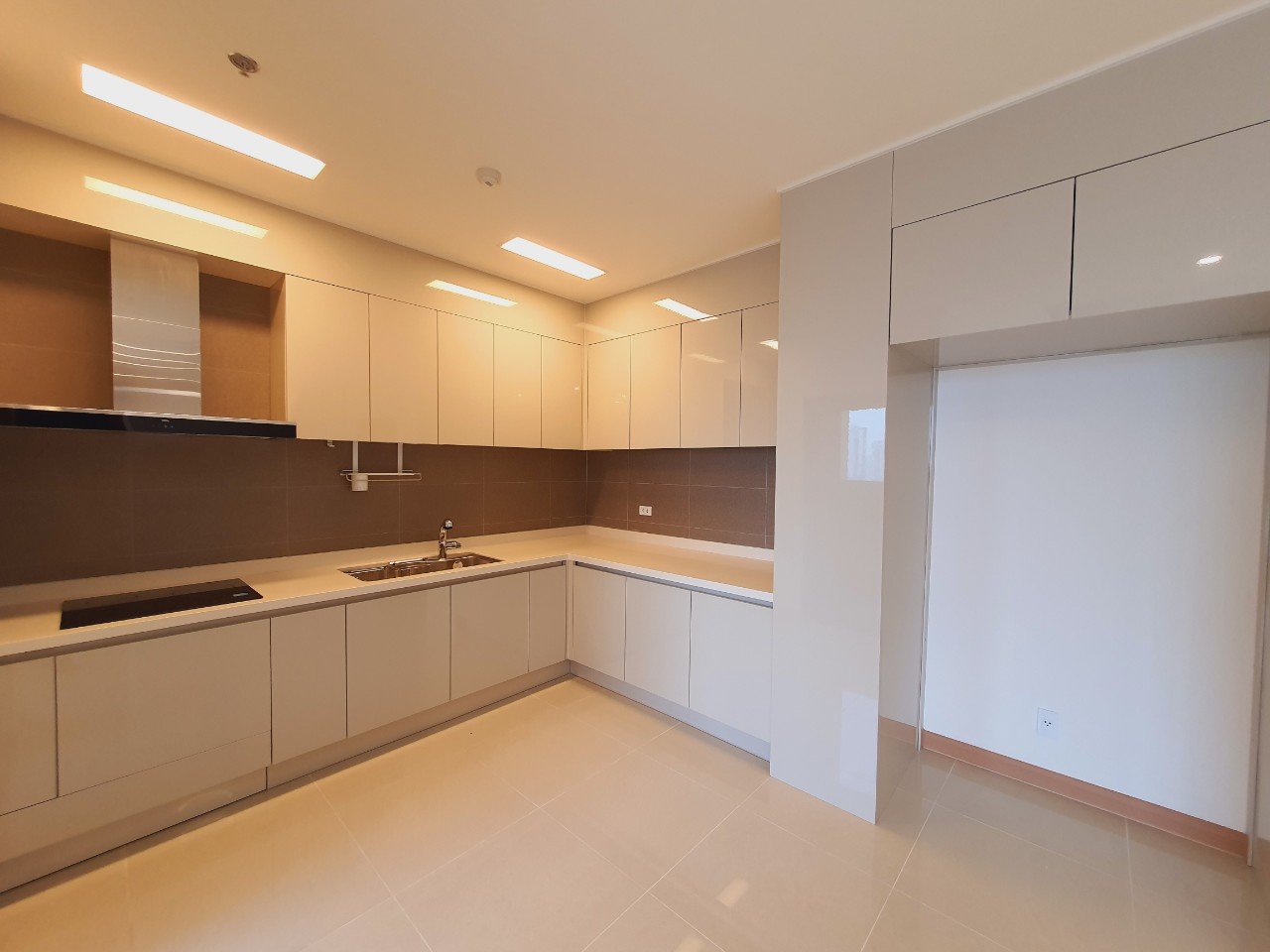Cho thuê chung cư cao cấp 2 ngủ 91m2 đồ cơ bản tòa 902 Starlake 3