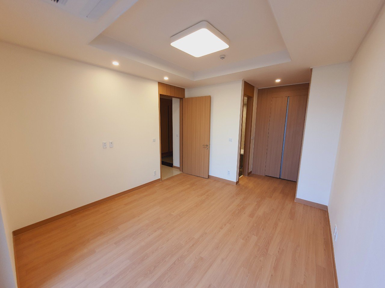Cho thuê chung cư cao cấp 2 ngủ 91m2 đồ cơ bản tòa 902 Starlake 7