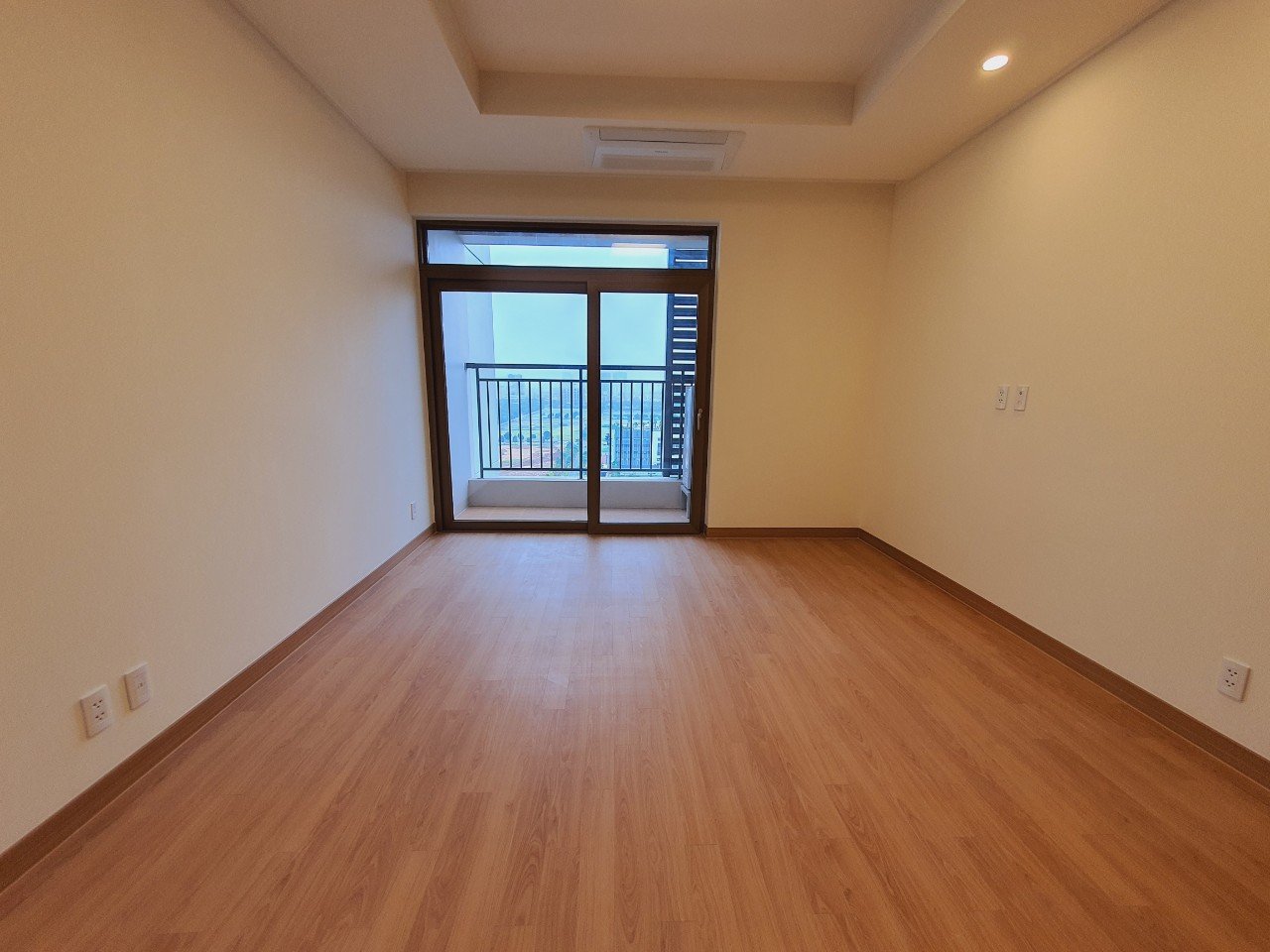 Cho thuê chung cư cao cấp 2 ngủ 91m2 đồ cơ bản tòa 902 Starlake 8