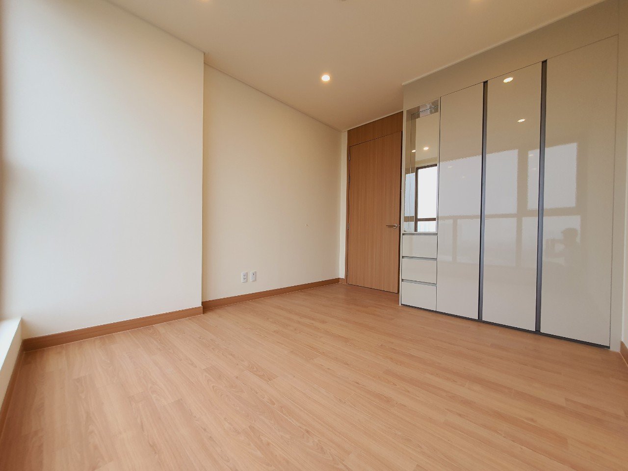 Cho thuê chung cư cao cấp 2 ngủ 91m2 đồ cơ bản tòa 902 Starlake 9