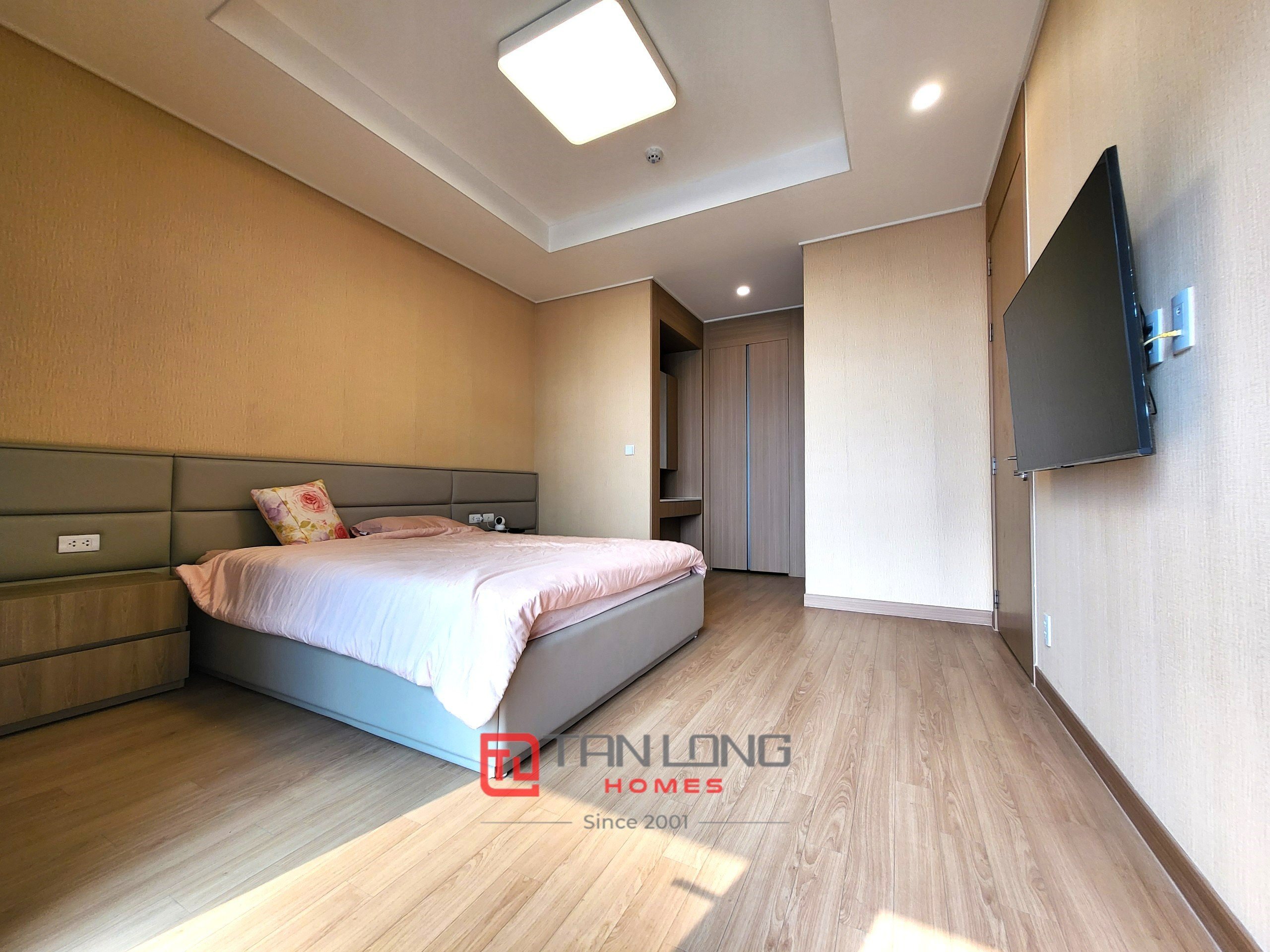 Cho thuê nhanh căn 2PN/100m2 tầng cao full đồ, hướng Đông mát mẻ tại Starlake 10
