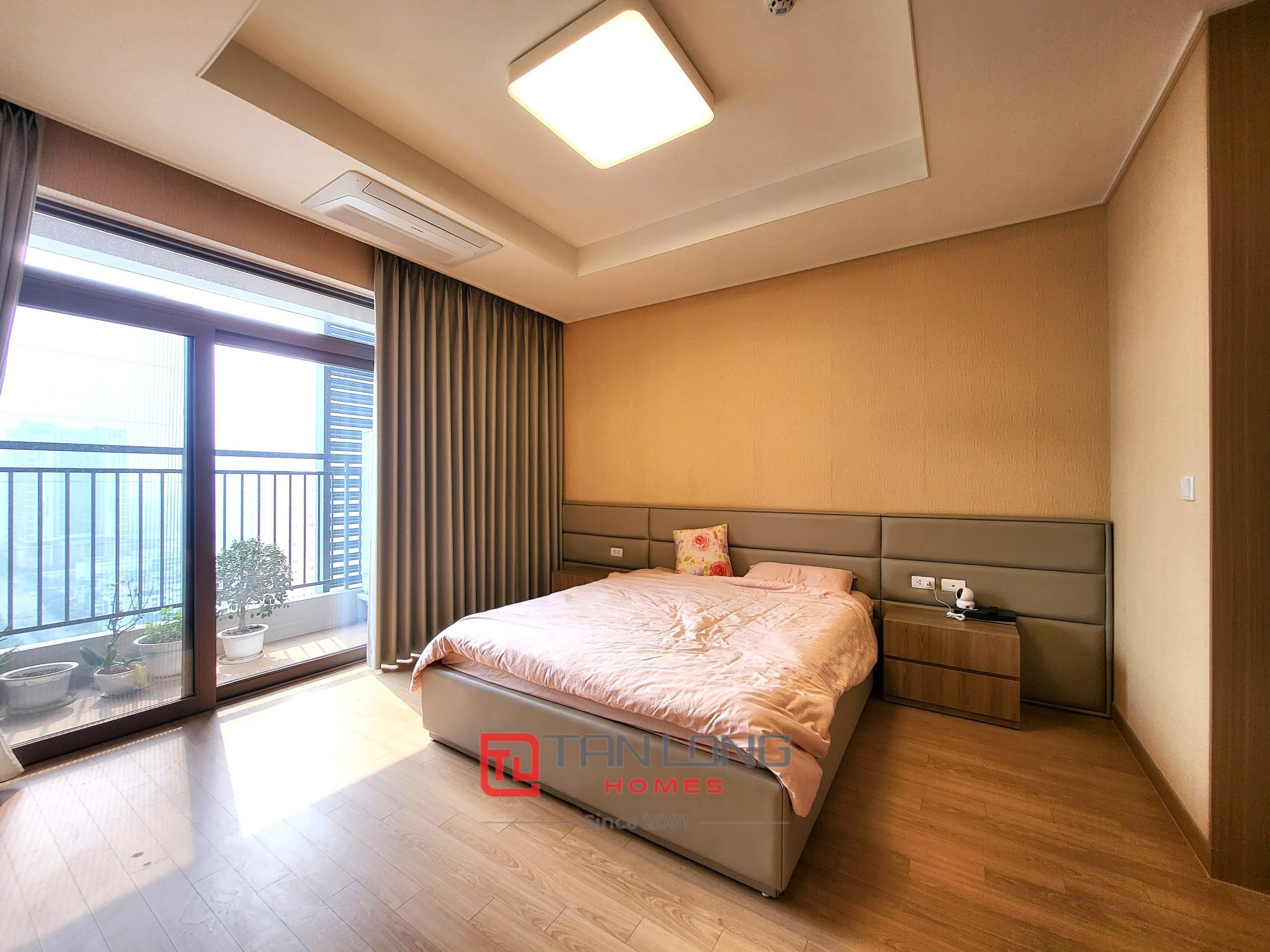 Cho thuê nhanh căn 2PN/100m2 tầng cao full đồ, hướng Đông mát mẻ tại Starlake 11