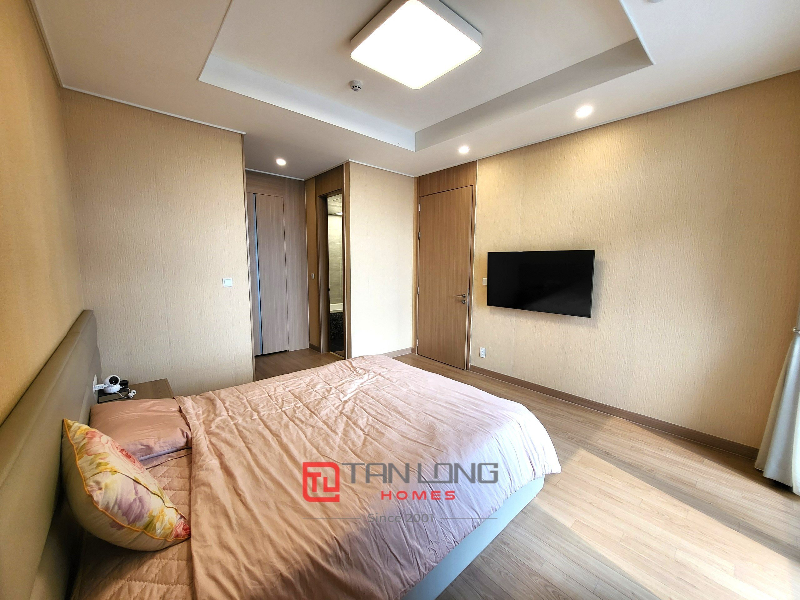 Cho thuê nhanh căn 2PN/100m2 tầng cao full đồ, hướng Đông mát mẻ tại Starlake 12