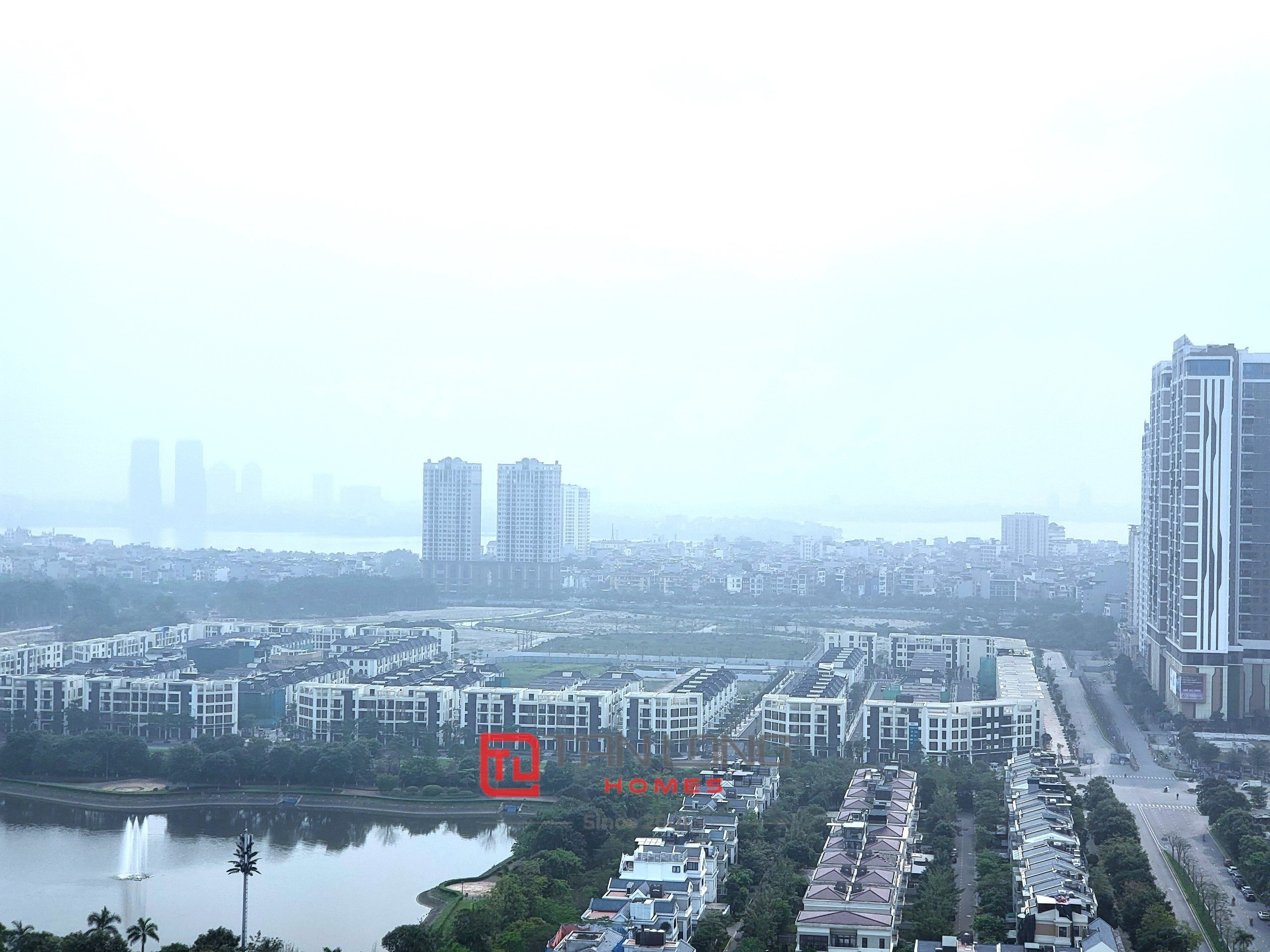 Cho thuê nhanh căn 2PN/100m2 tầng cao full đồ, hướng Đông mát mẻ tại Starlake 15