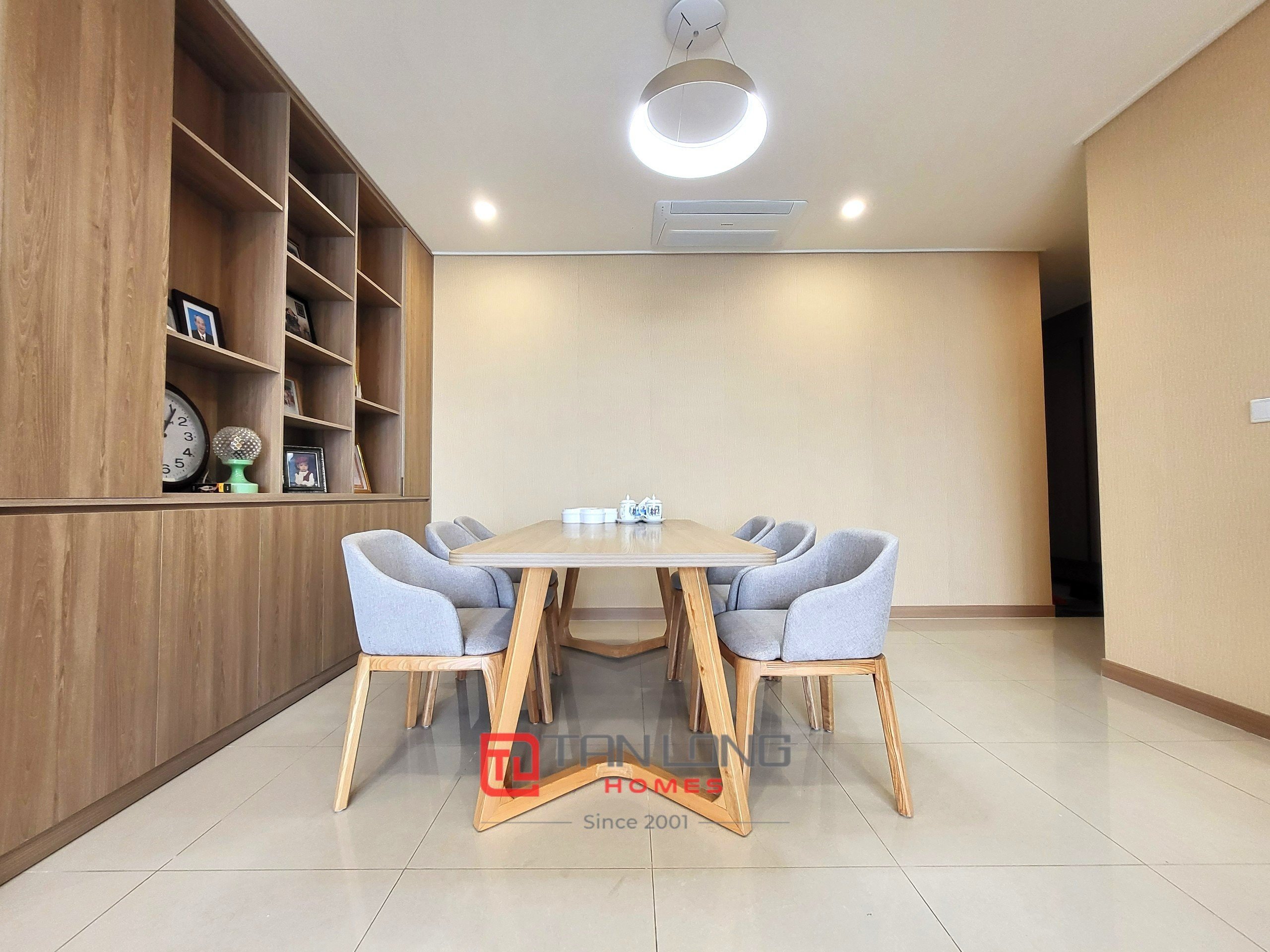 Cho thuê nhanh căn 2PN/100m2 tầng cao full đồ, hướng Đông mát mẻ tại Starlake 6