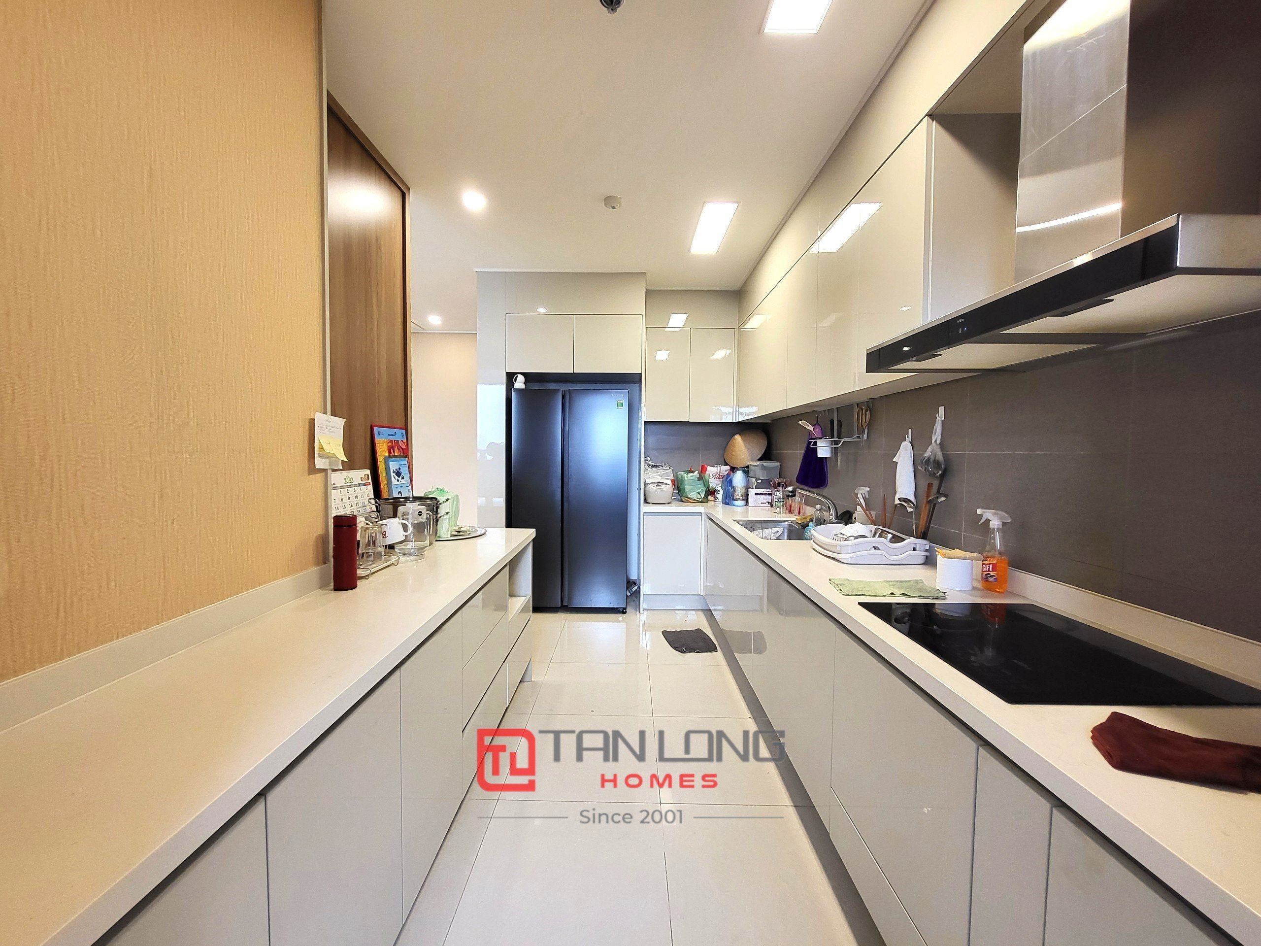 Cho thuê nhanh căn 2PN/100m2 tầng cao full đồ, hướng Đông mát mẻ tại Starlake 7