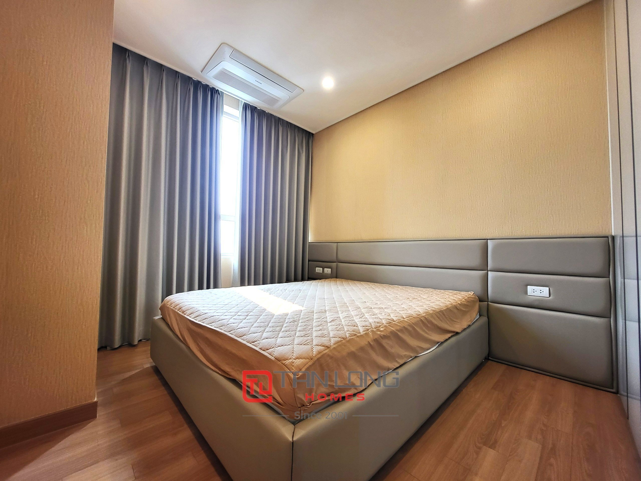 Cho thuê nhanh căn 2PN/100m2 tầng cao full đồ, hướng Đông mát mẻ tại Starlake 9