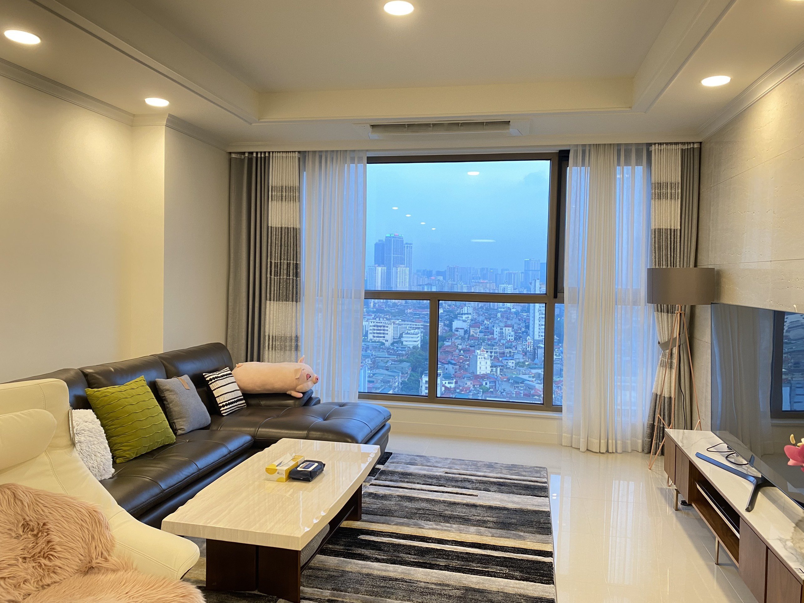 Cho thuê nhanh căn 3 ngủ 113m2 tầng cao view ngoại khu tại 901B Starlake 1