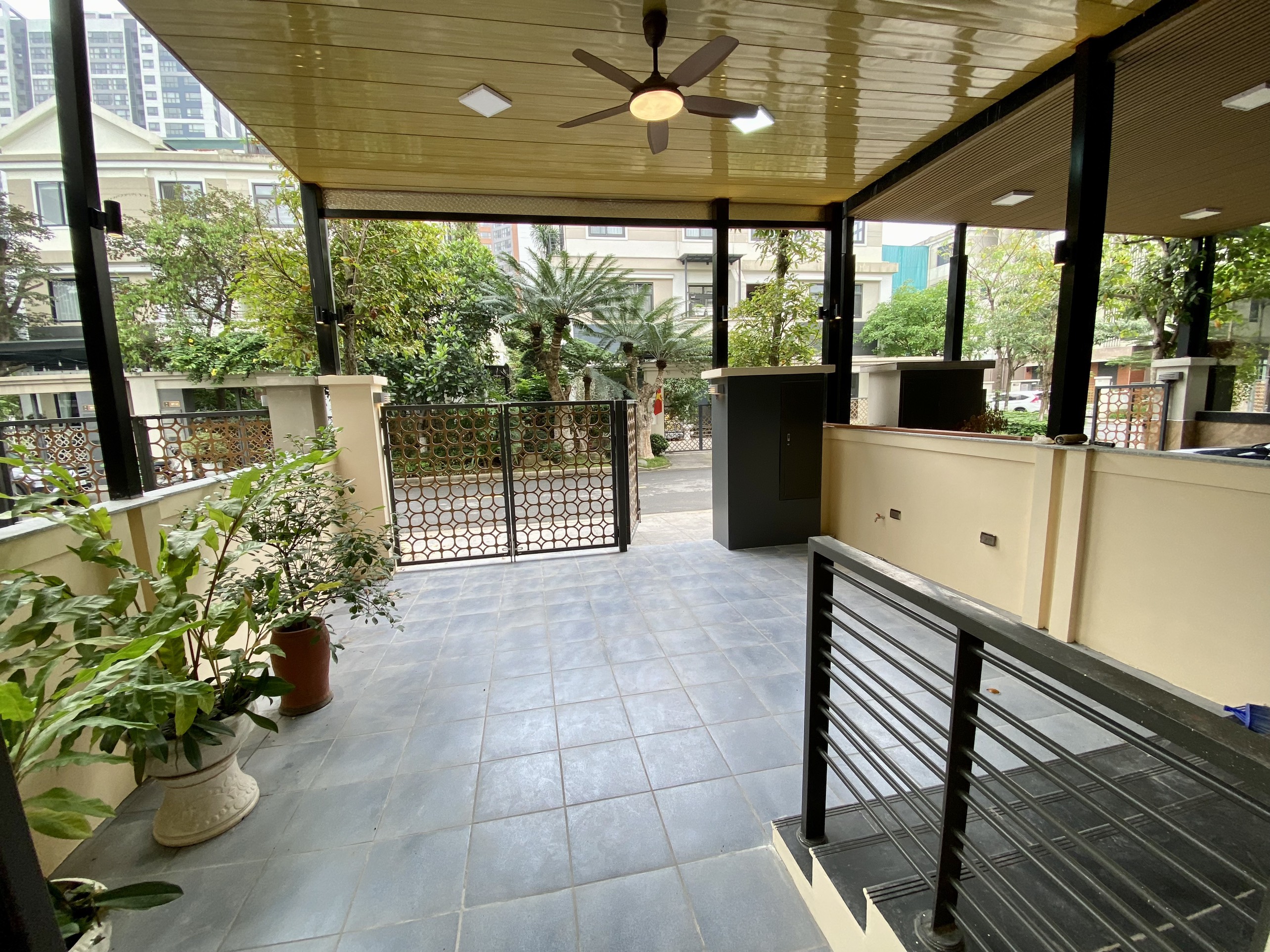 Cho thuê shophouse 132m2 x 4 sàn thông, có thang máy, đồ cơ bản tại H6 Starlake 1