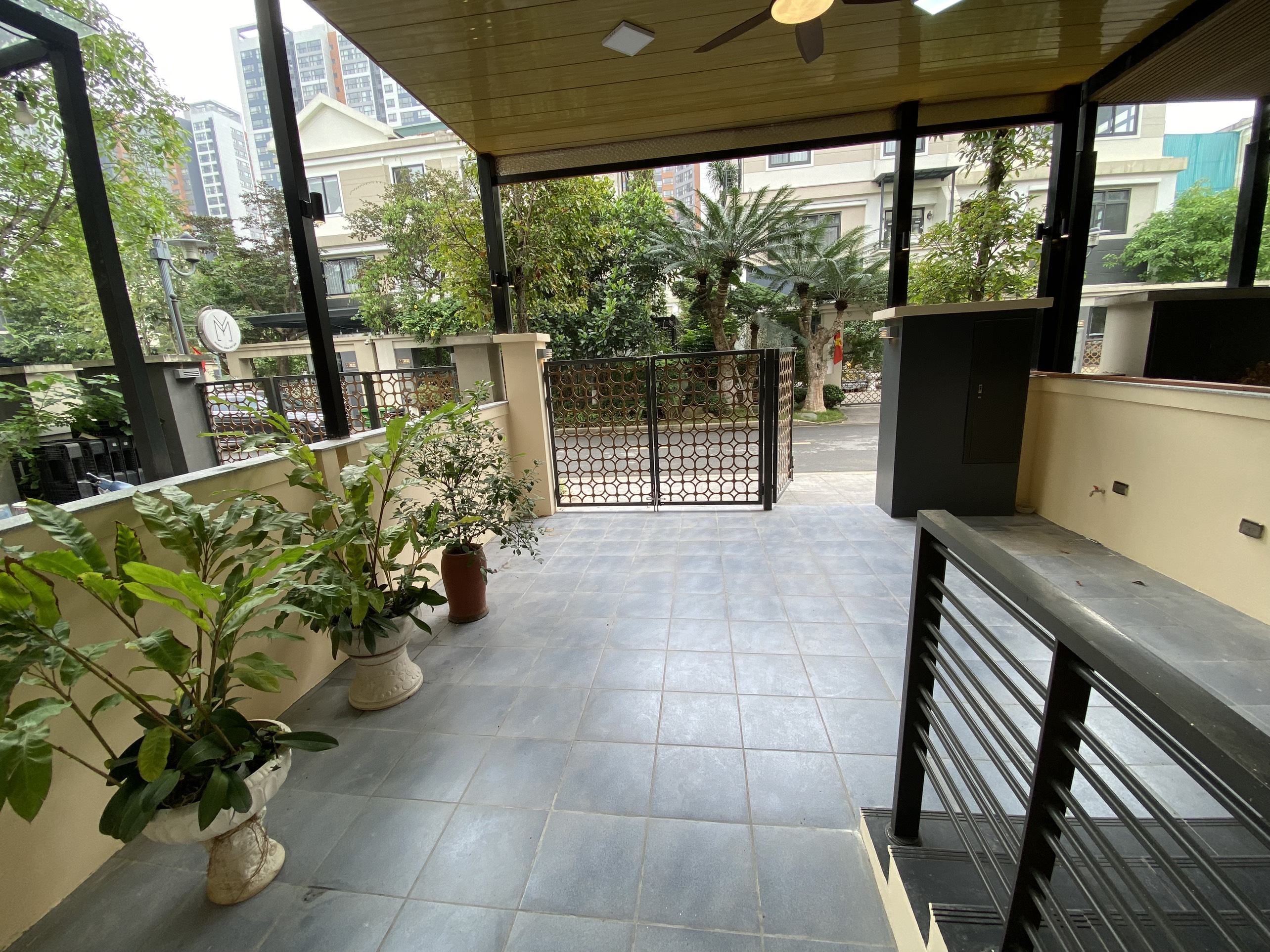 Cho thuê shophouse 132m2 x 4 sàn thông, có thang máy, đồ cơ bản tại H6 Starlake 2