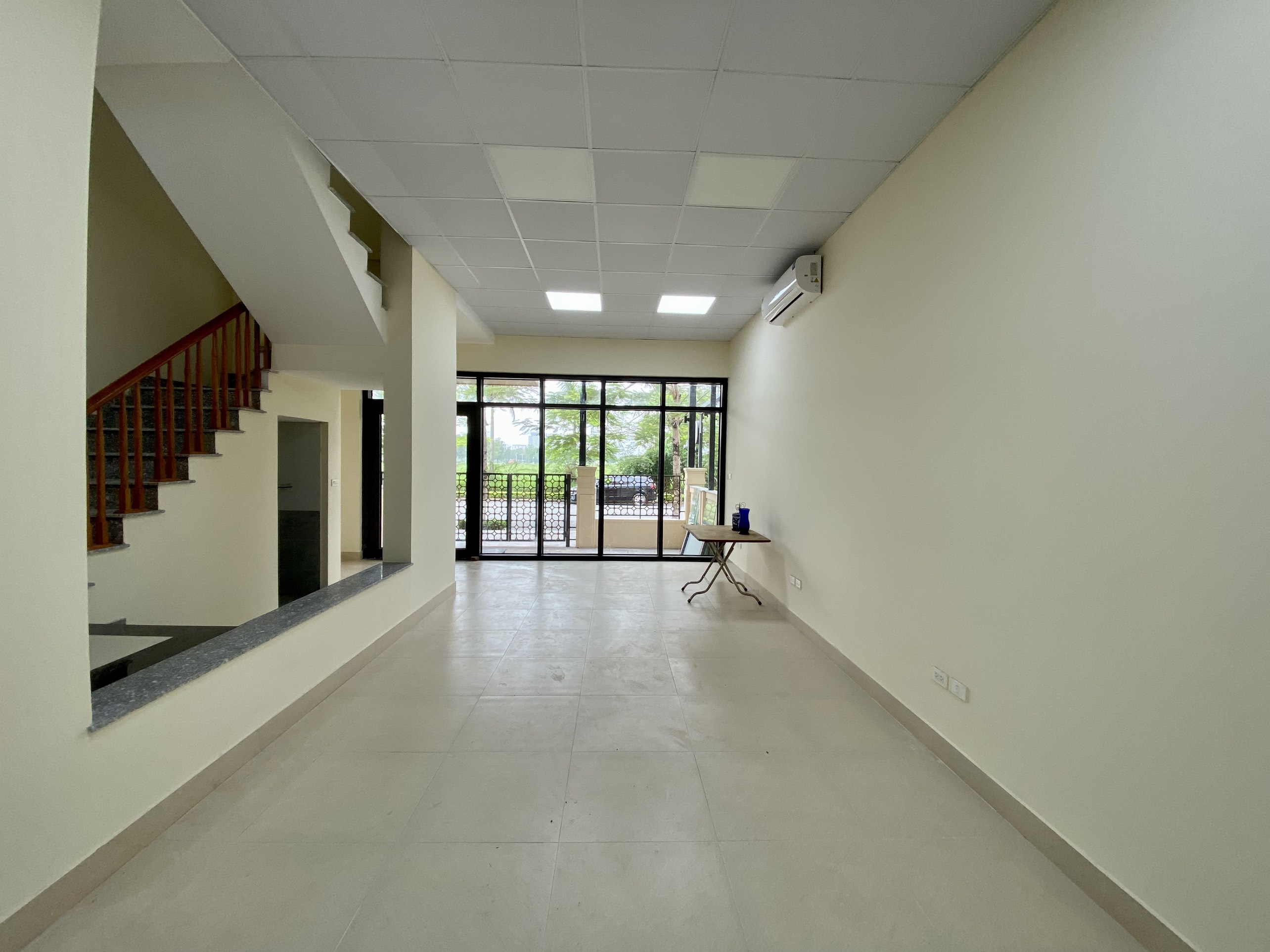 Cho thuê shophouse 132m2 x 4 sàn thông, có thang máy, đồ cơ bản tại H6 Starlake 3