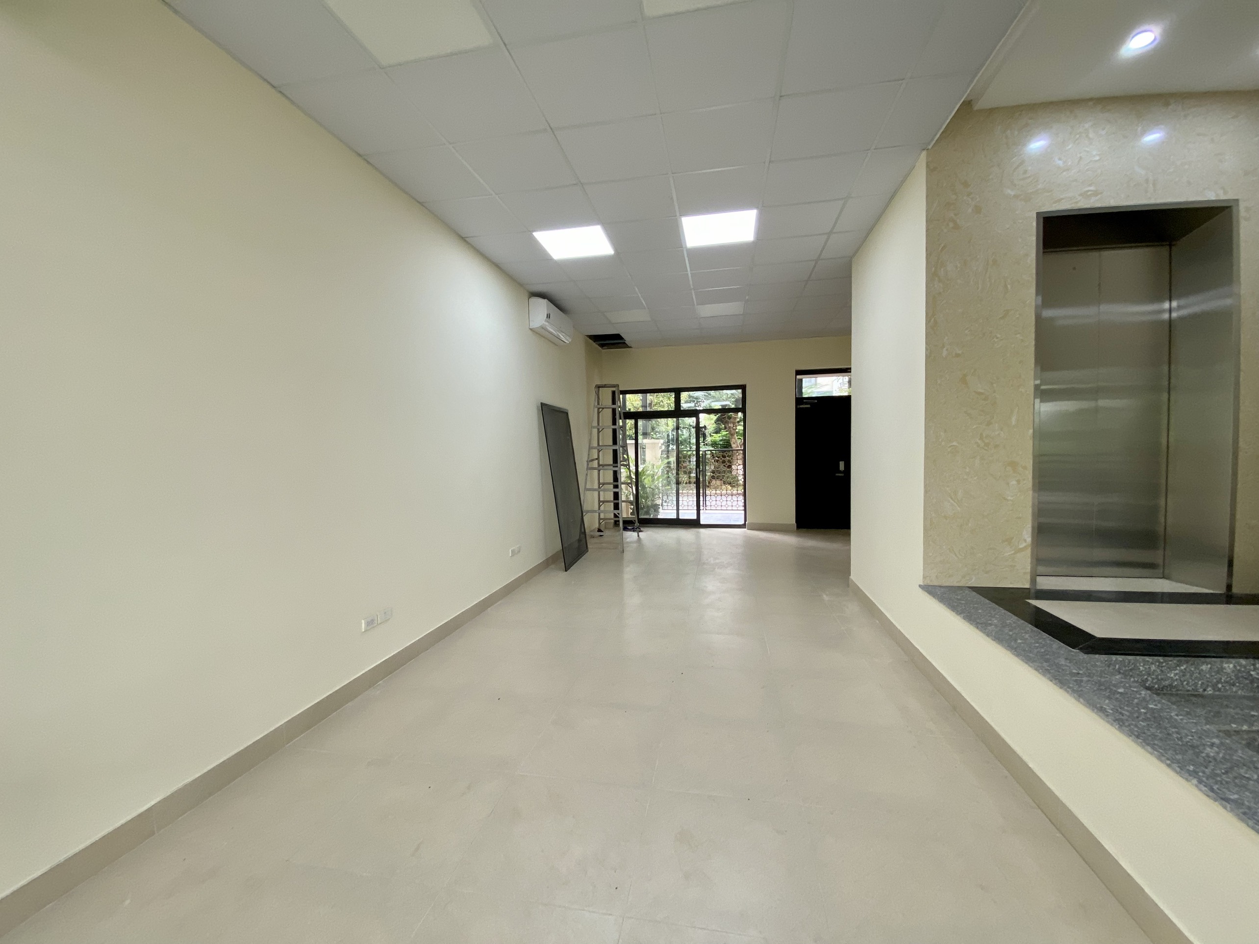 Cho thuê shophouse 132m2 x 4 sàn thông, có thang máy, đồ cơ bản tại H6 Starlake 4