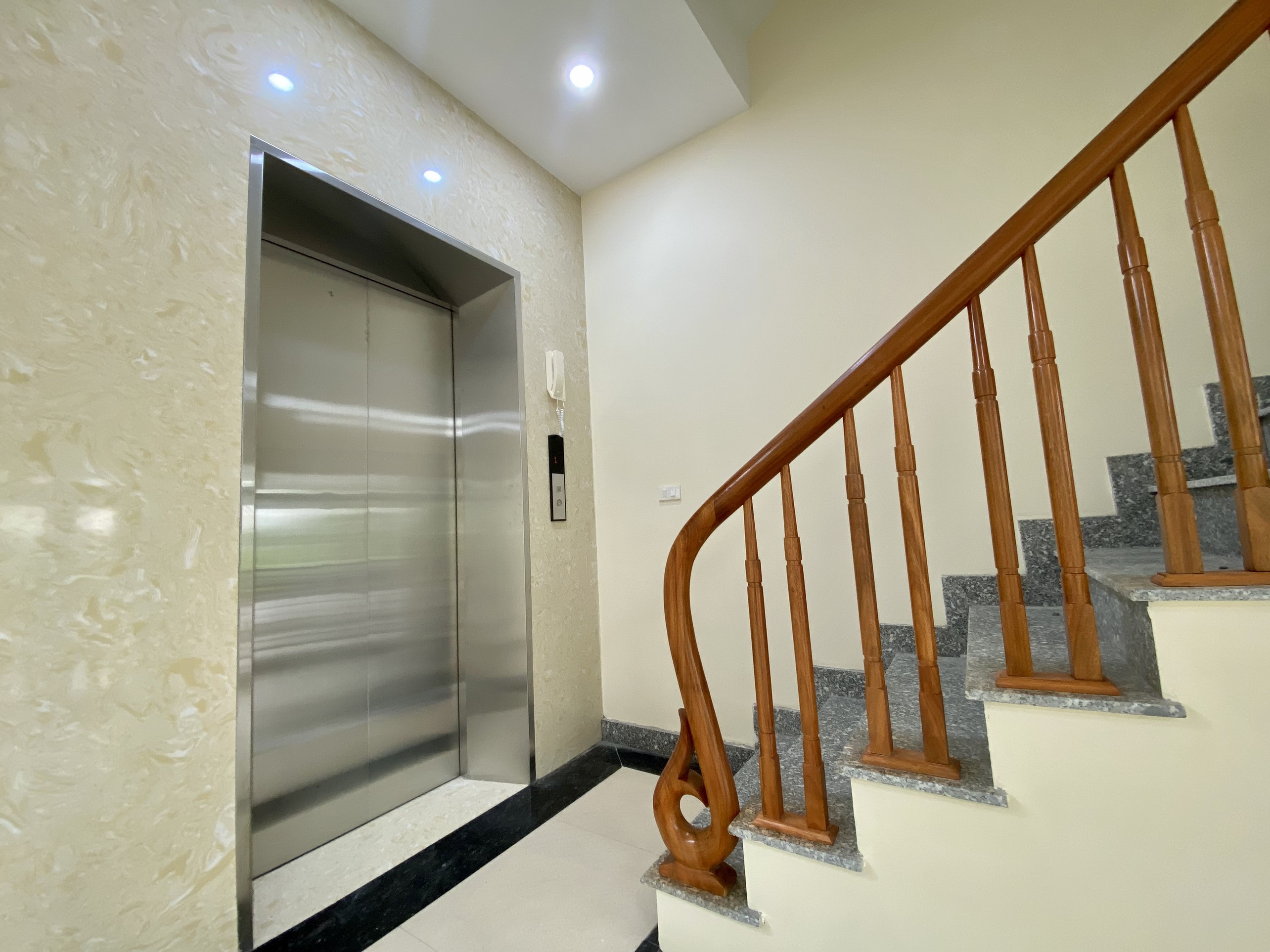 Cho thuê shophouse 132m2 x 4 sàn thông, có thang máy, đồ cơ bản tại H6 Starlake 5
