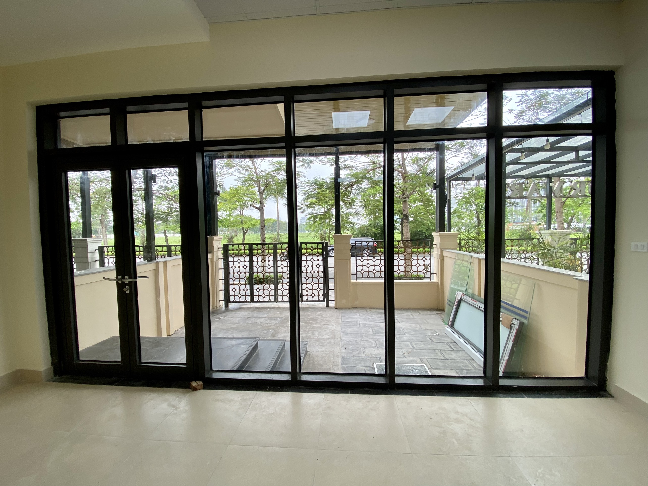 Cho thuê shophouse 132m2 x 4 sàn thông, có thang máy, đồ cơ bản tại H6 Starlake 6