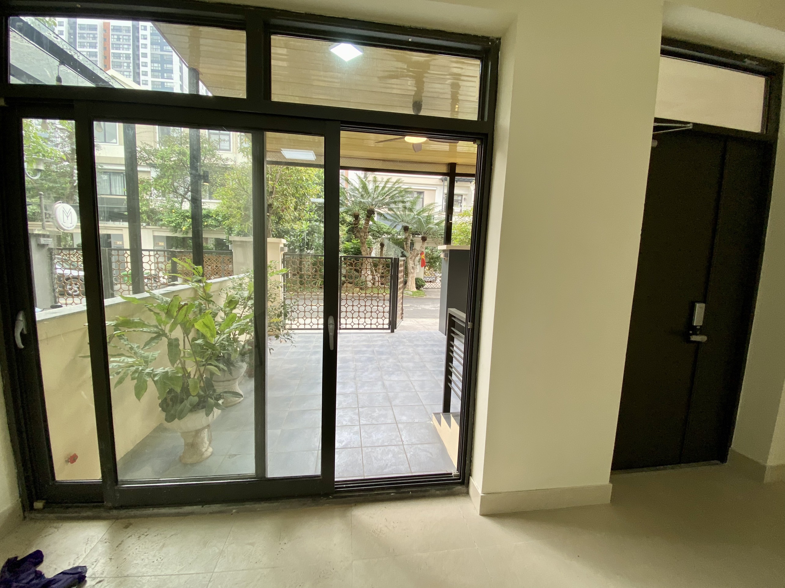 Cho thuê shophouse 132m2 x 4 sàn thông, có thang máy, đồ cơ bản tại H6 Starlake 7
