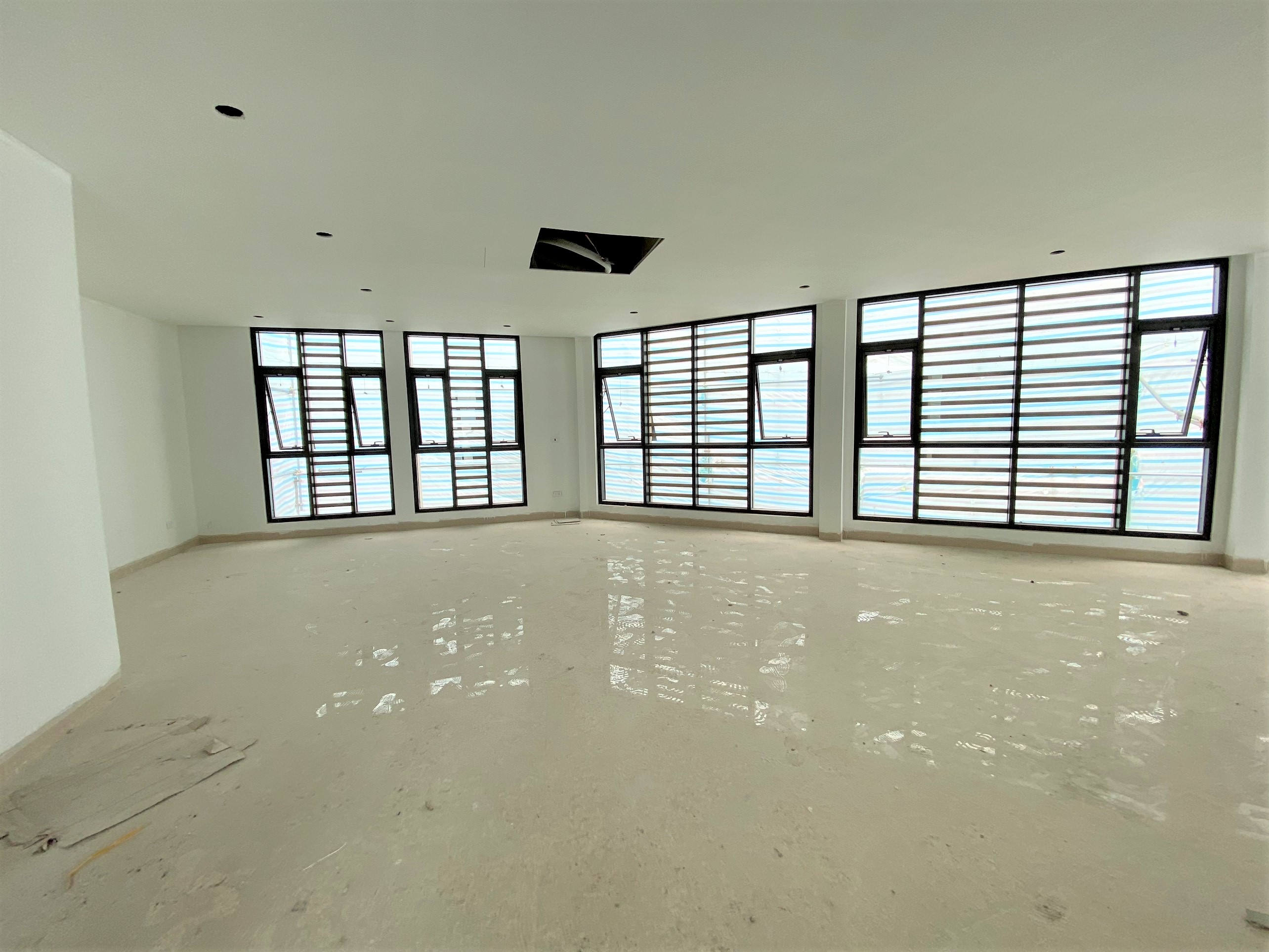 Cho thuê shophouse căn góc K5 Starlake: 226m2 x 5 tầng hoàn thiện, có thang máy 2