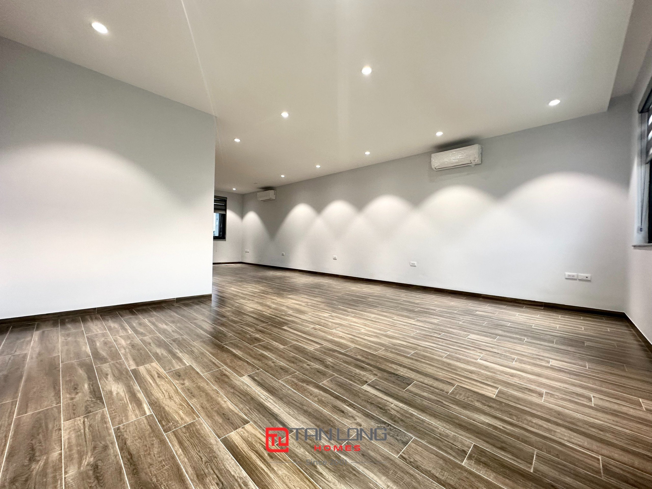 Cho thuê shophouse H6 Starlake: 132m2 full đồ mới, có thang máy + sân vườn rộng 12