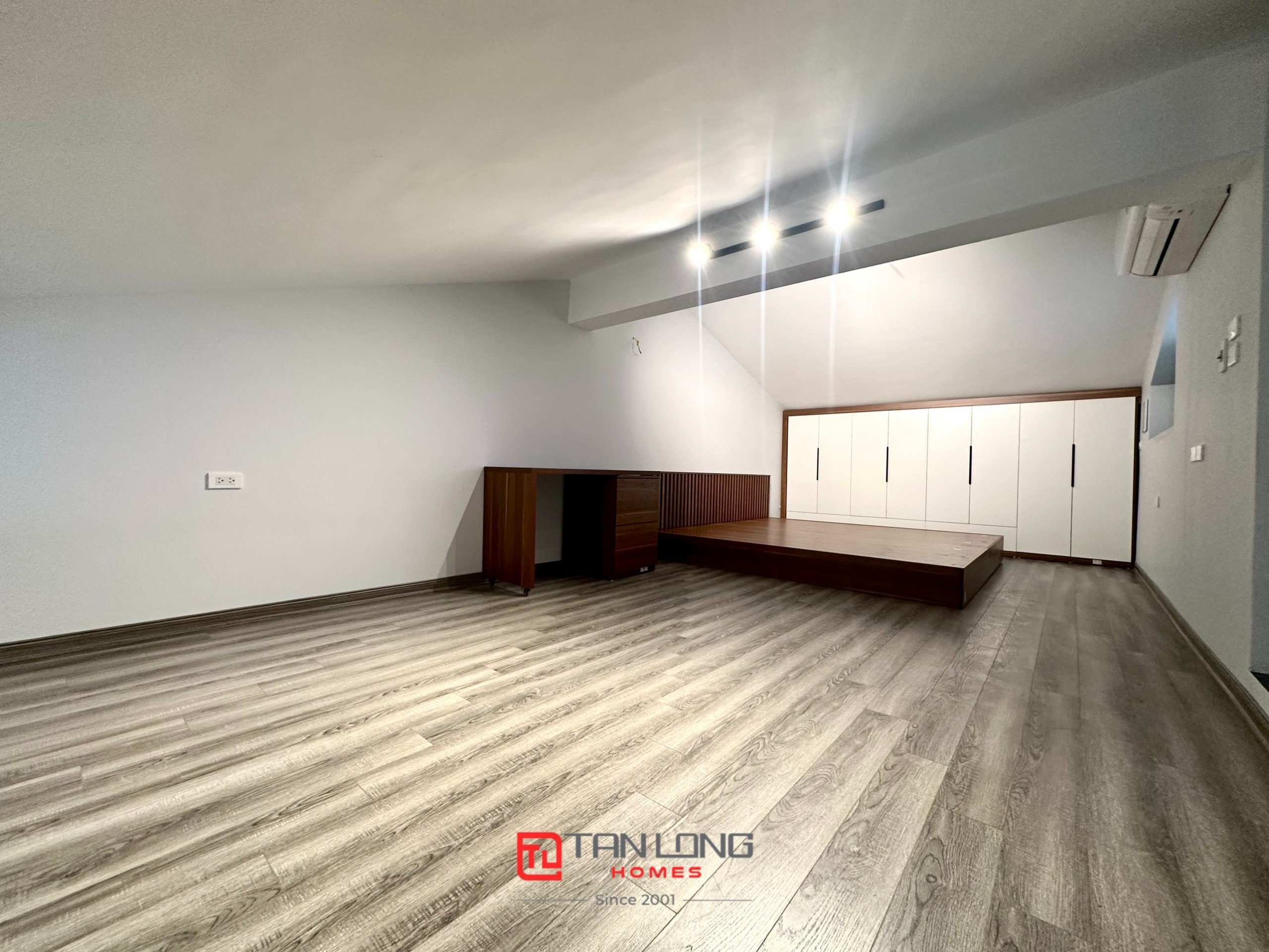 Cho thuê shophouse H6 Starlake: 132m2 full đồ mới, có thang máy + sân vườn rộng 13