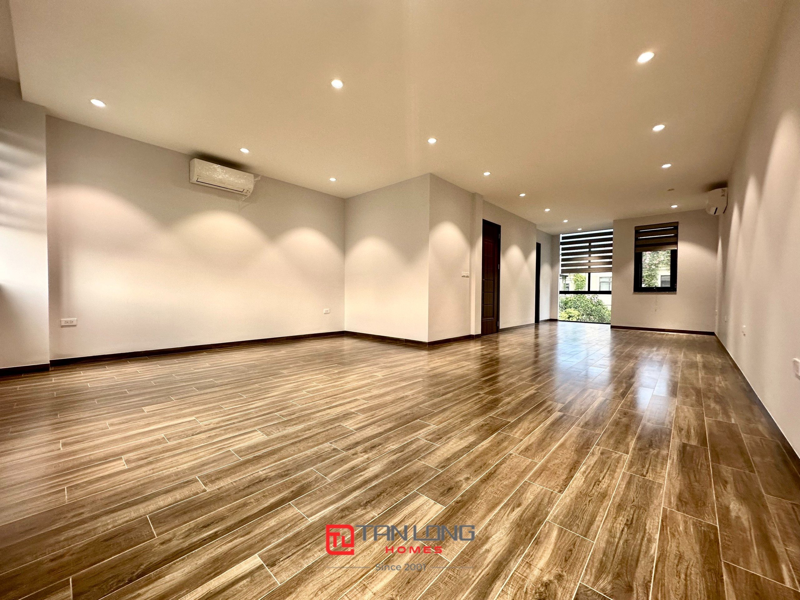 Cho thuê shophouse H6 Starlake: 132m2 full đồ mới, có thang máy + sân vườn rộng 15