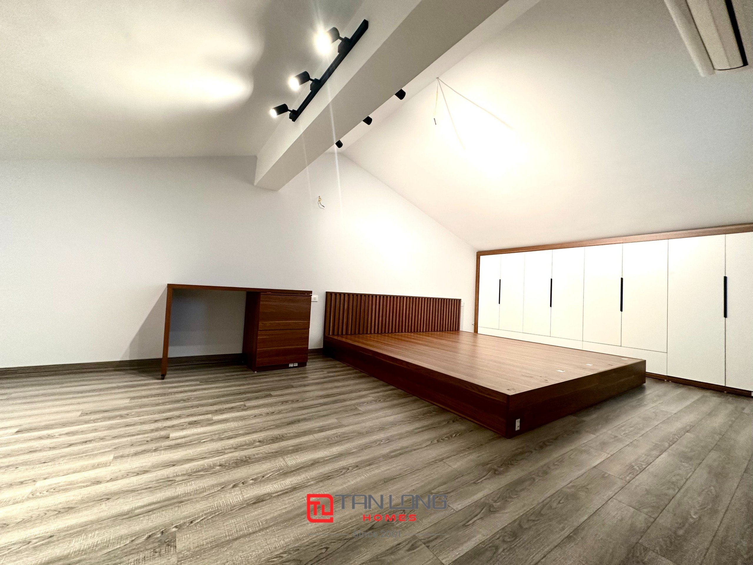 Cho thuê shophouse H6 Starlake: 132m2 full đồ mới, có thang máy + sân vườn rộng 16