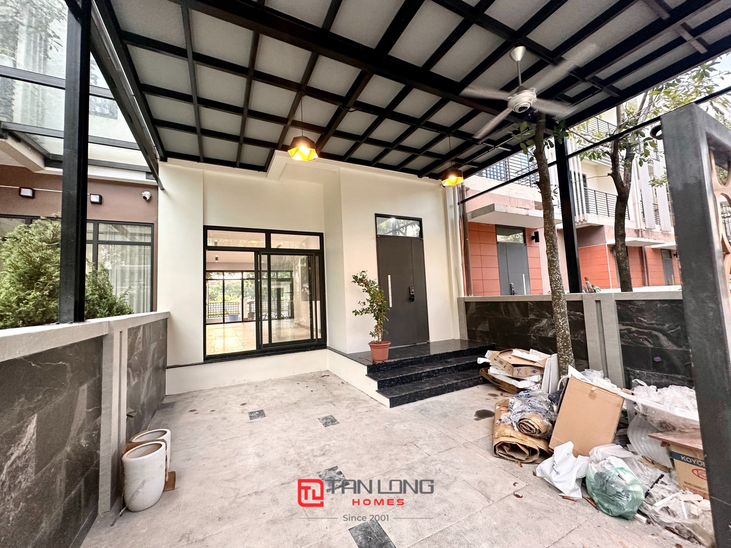 Cho thuê shophouse H6 Starlake: 132m2 full đồ mới, có thang máy + sân vườn rộng 2