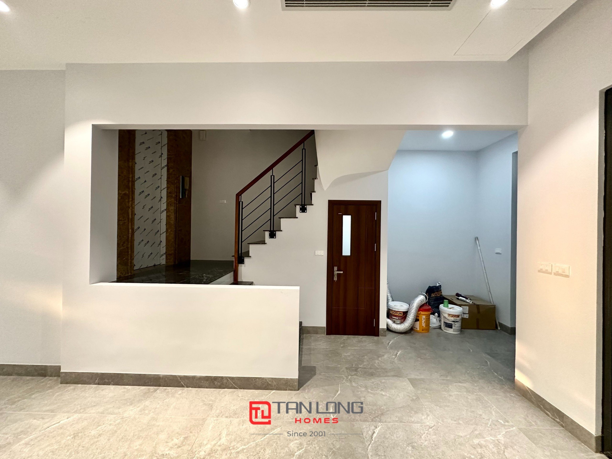 Cho thuê shophouse H6 Starlake: 132m2 full đồ mới, có thang máy + sân vườn rộng 3