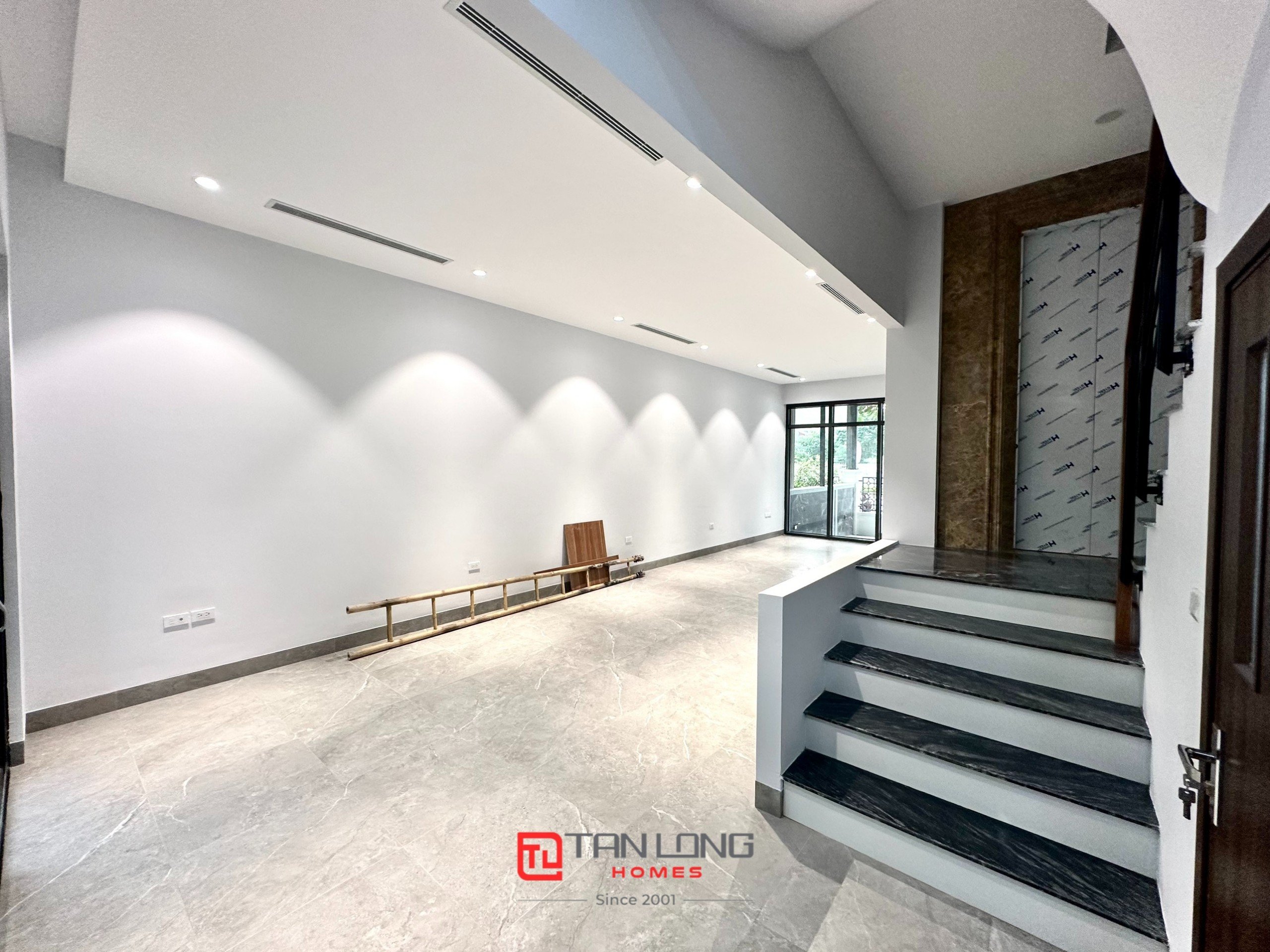 Cho thuê shophouse H6 Starlake: 132m2 full đồ mới, có thang máy + sân vườn rộng 4