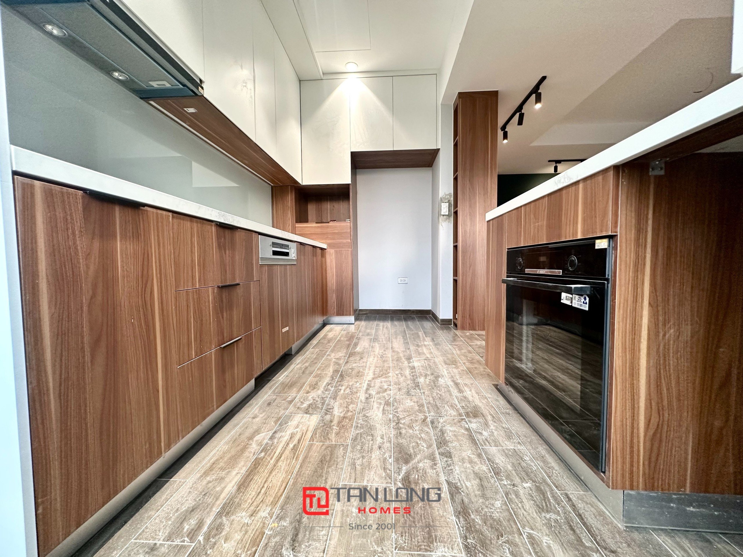 Cho thuê shophouse H6 Starlake: 132m2 full đồ mới, có thang máy + sân vườn rộng 7