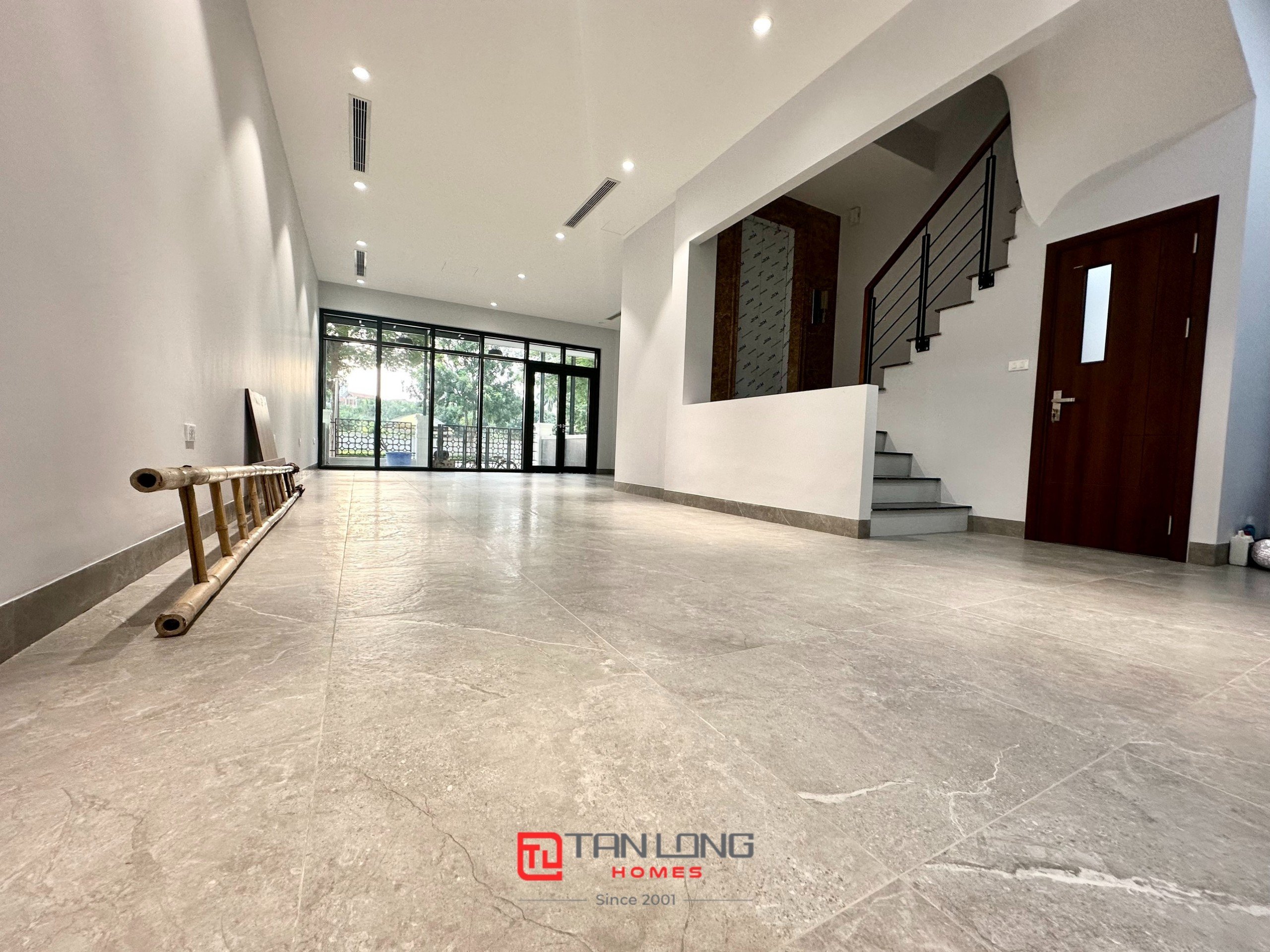Cho thuê shophouse H6 Starlake: 132m2 full đồ mới, có thang máy + sân vườn rộng 8