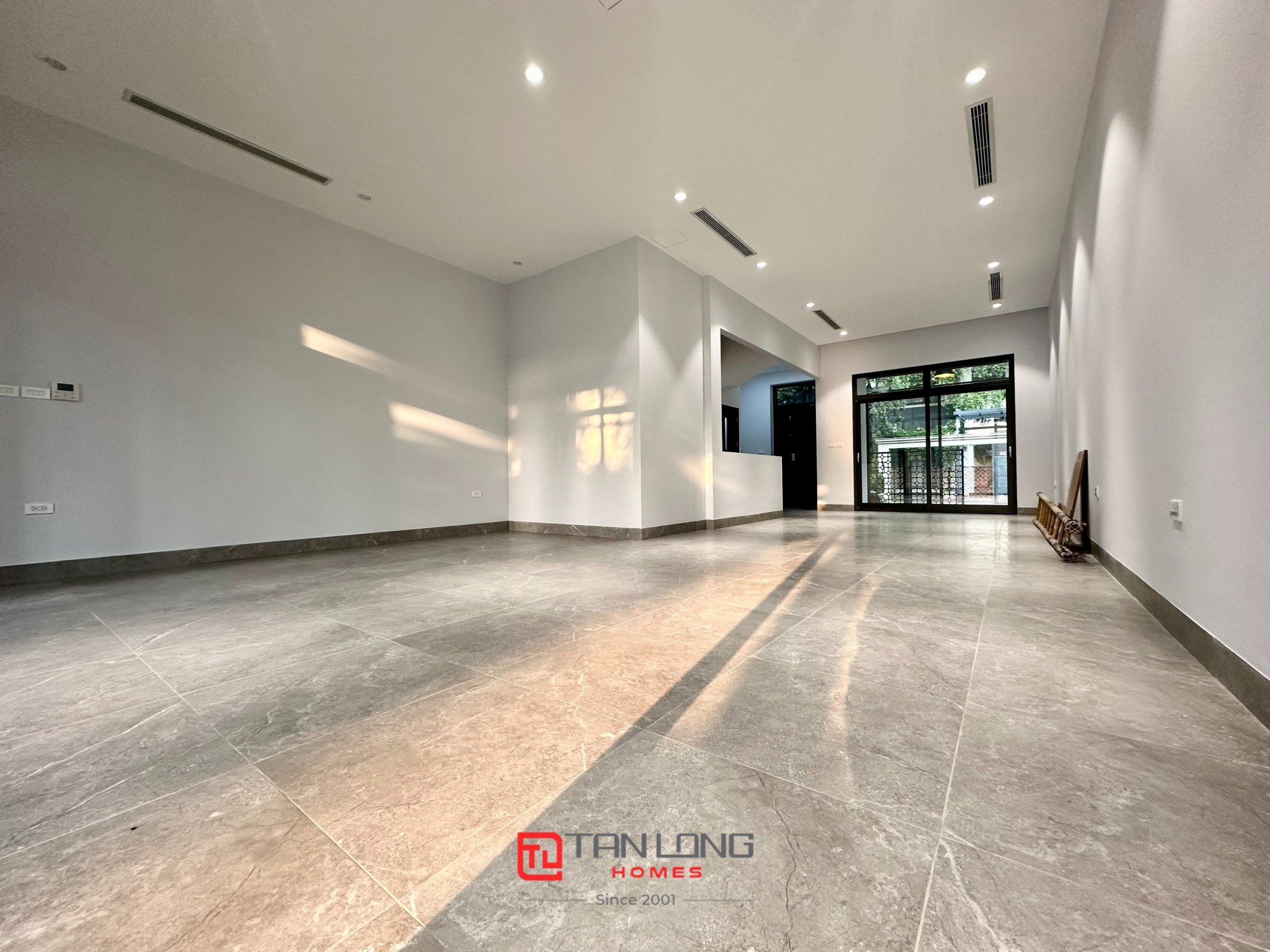 Cho thuê shophouse H6 Starlake: 132m2 full đồ mới, có thang máy + sân vườn rộng 9