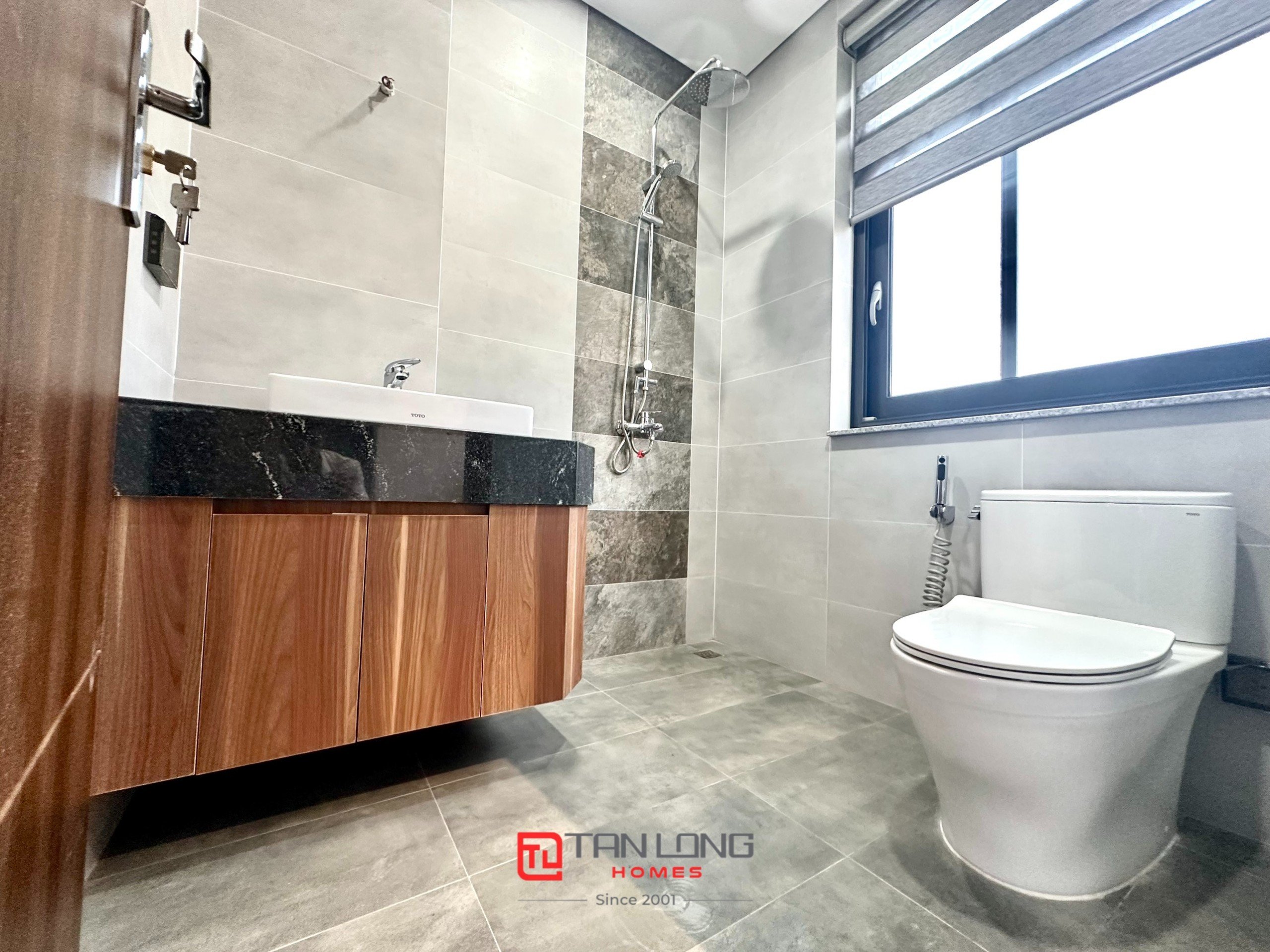 Cho thuê shophouse H6 Starlake: 132m2 full đồ mới, có thang máy + sân vườn rộng 20