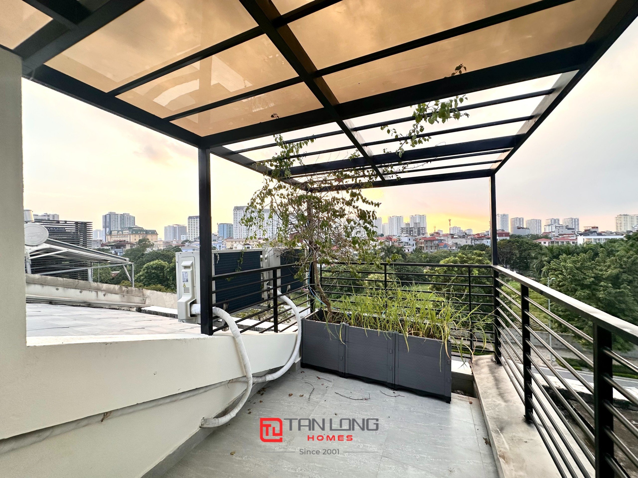 Cho thuê shophouse H6 Starlake: 132m2 full đồ mới, có thang máy + sân vườn rộng 22