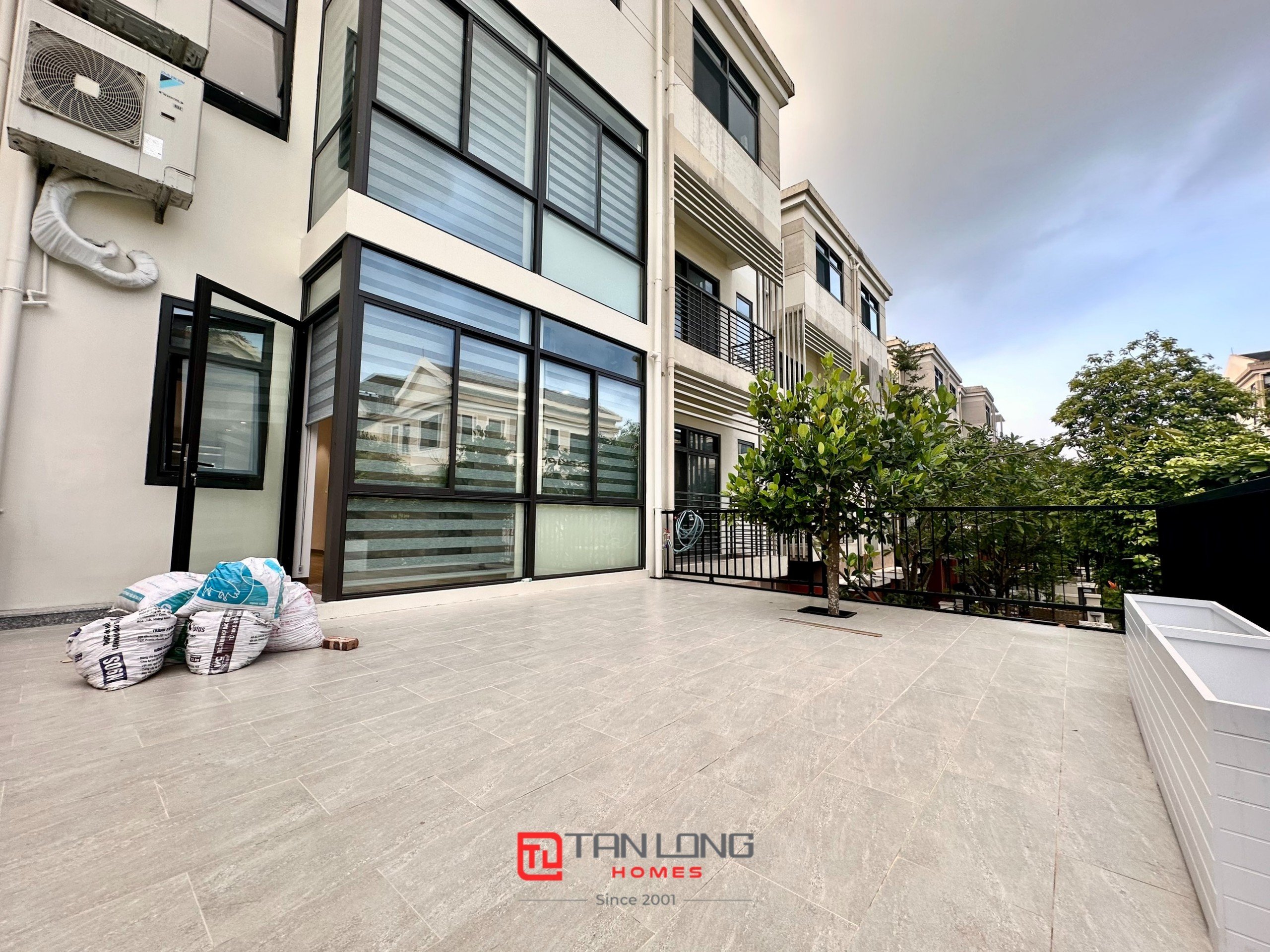 Cho thuê shophouse H6 Starlake: 132m2 full đồ mới, có thang máy + sân vườn rộng 23