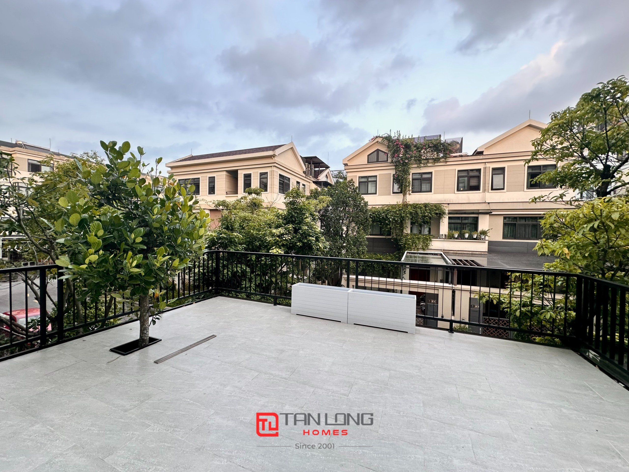 Cho thuê shophouse H6 Starlake: 132m2 full đồ mới, có thang máy + sân vườn rộng 24