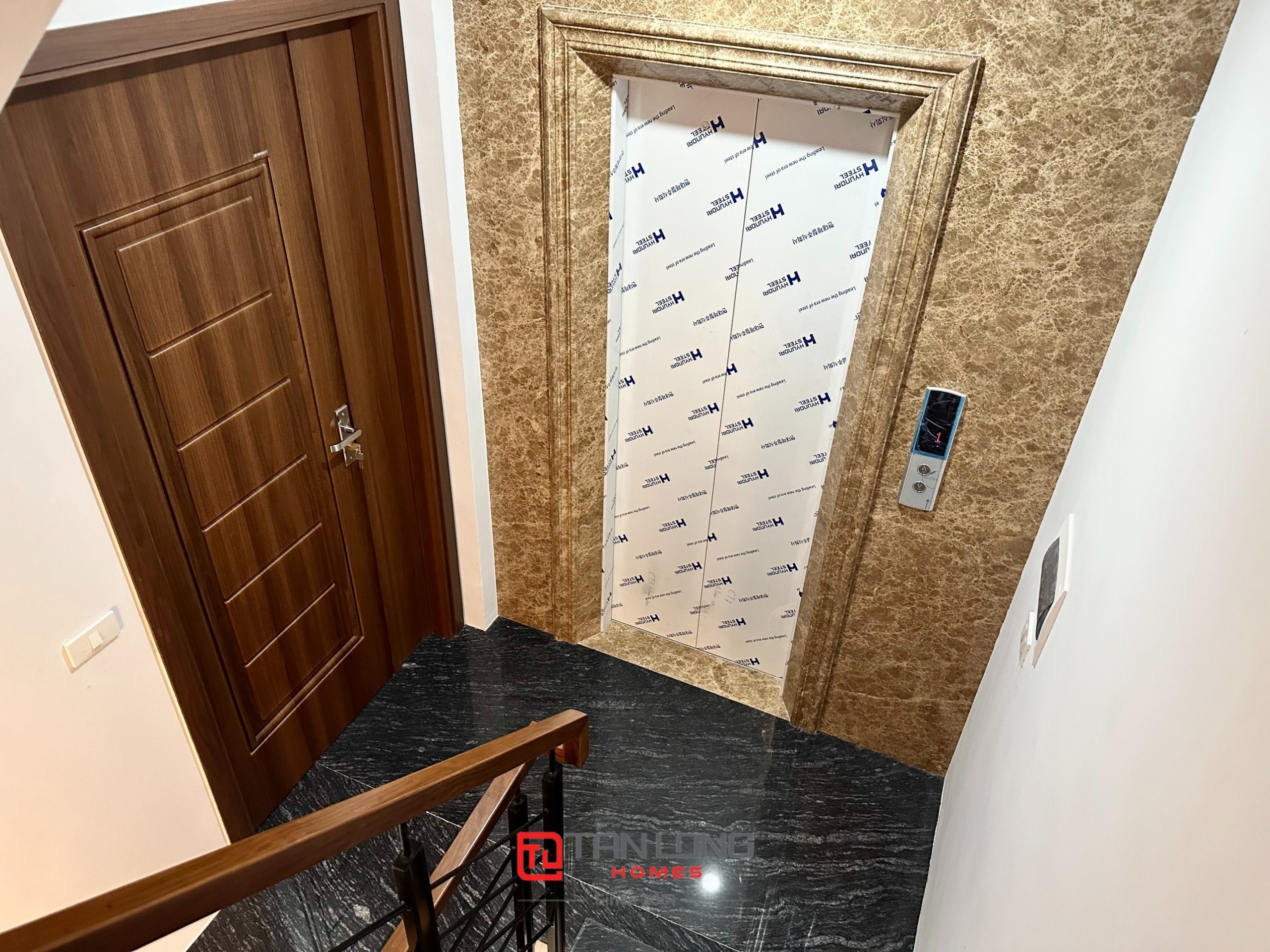Cho thuê shophouse H6 Starlake: 132m2 full đồ mới, có thang máy + sân vườn rộng 1