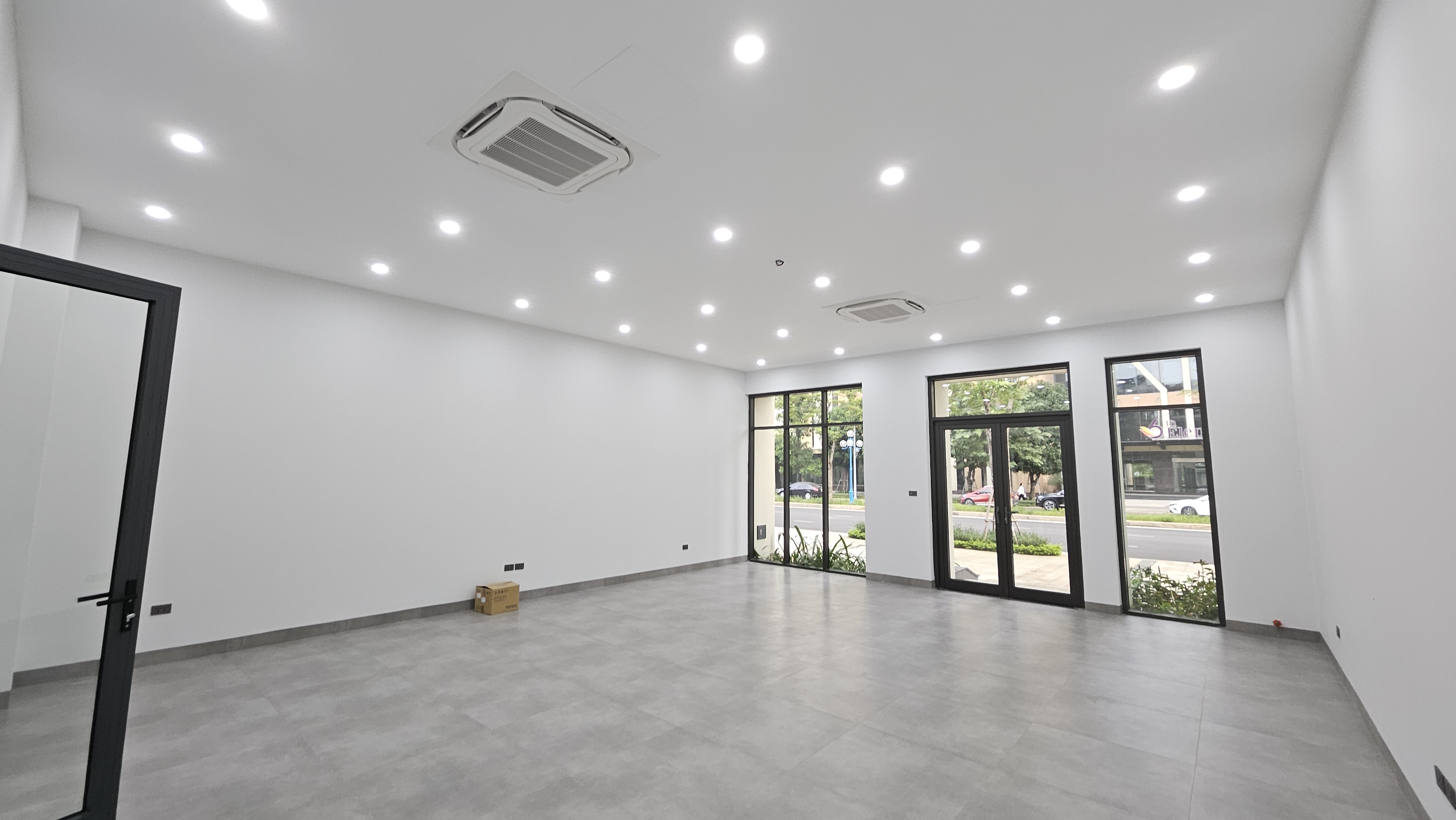 Cho thuê shophouse kinh doanh mặt đường Starlake Tây hồ có thang máy 2