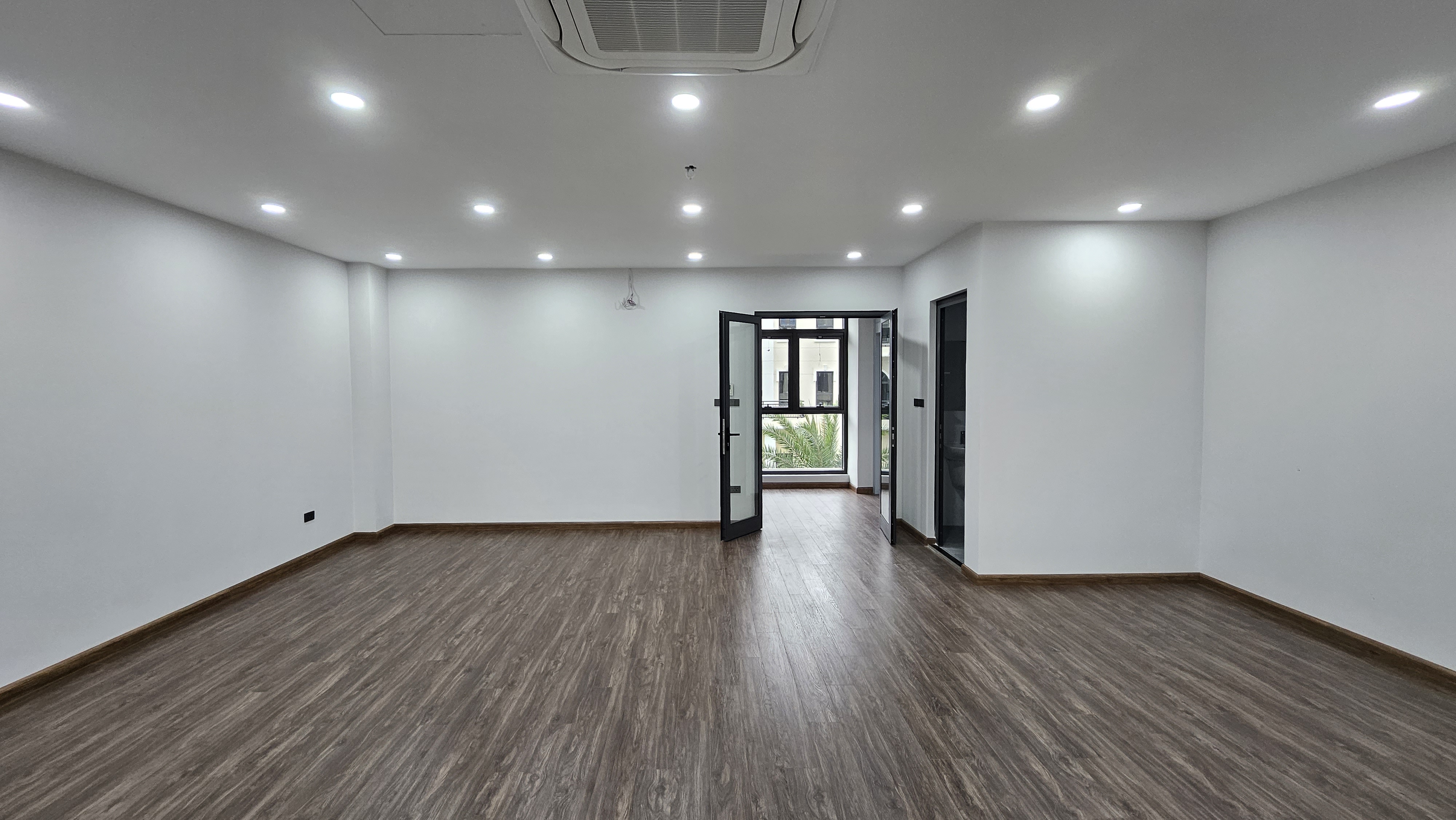 Cho thuê shophouse kinh doanh mặt đường Starlake Tây hồ có thang máy 3