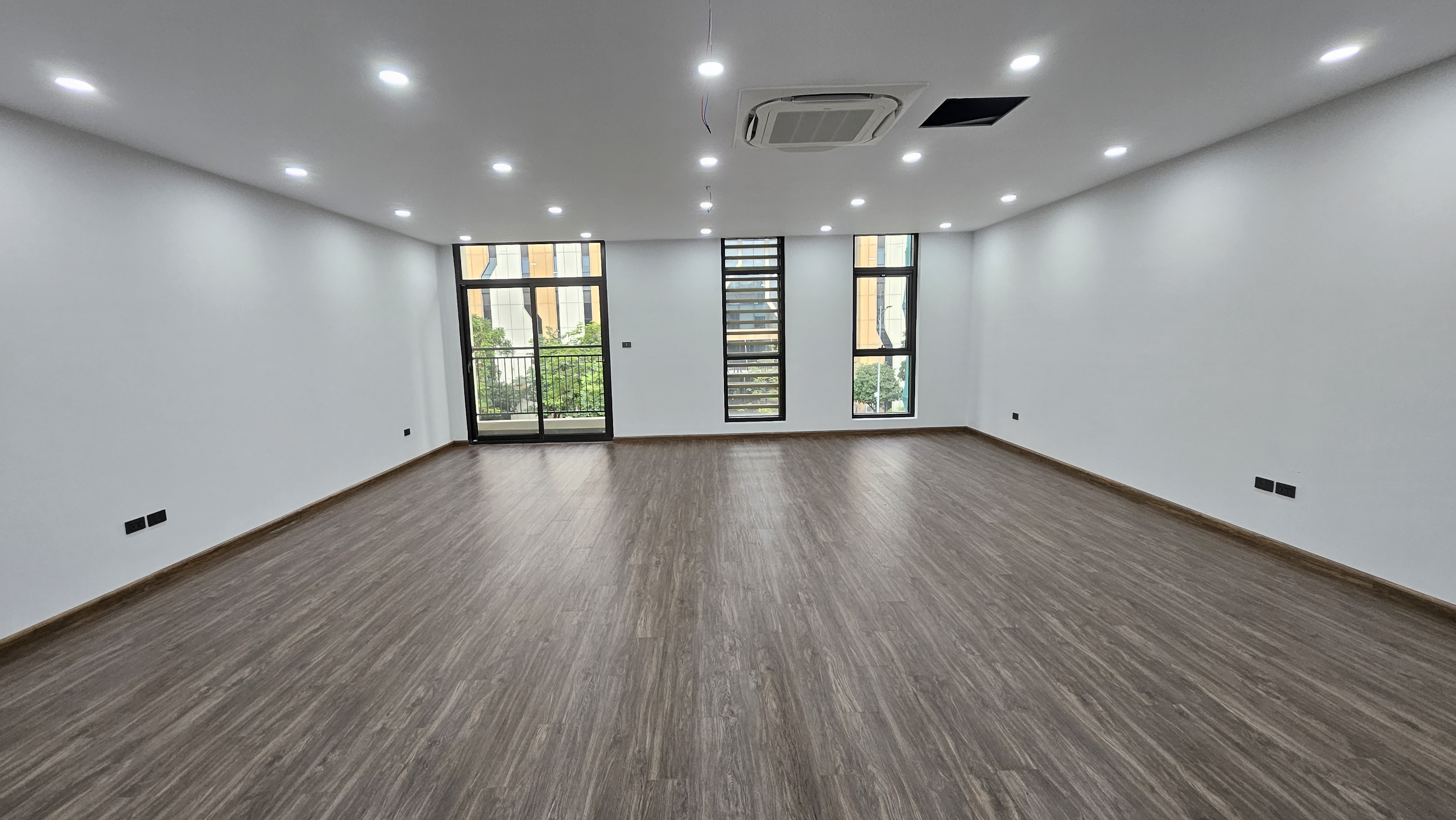 Cho thuê shophouse kinh doanh mặt đường Starlake Tây hồ có thang máy 4