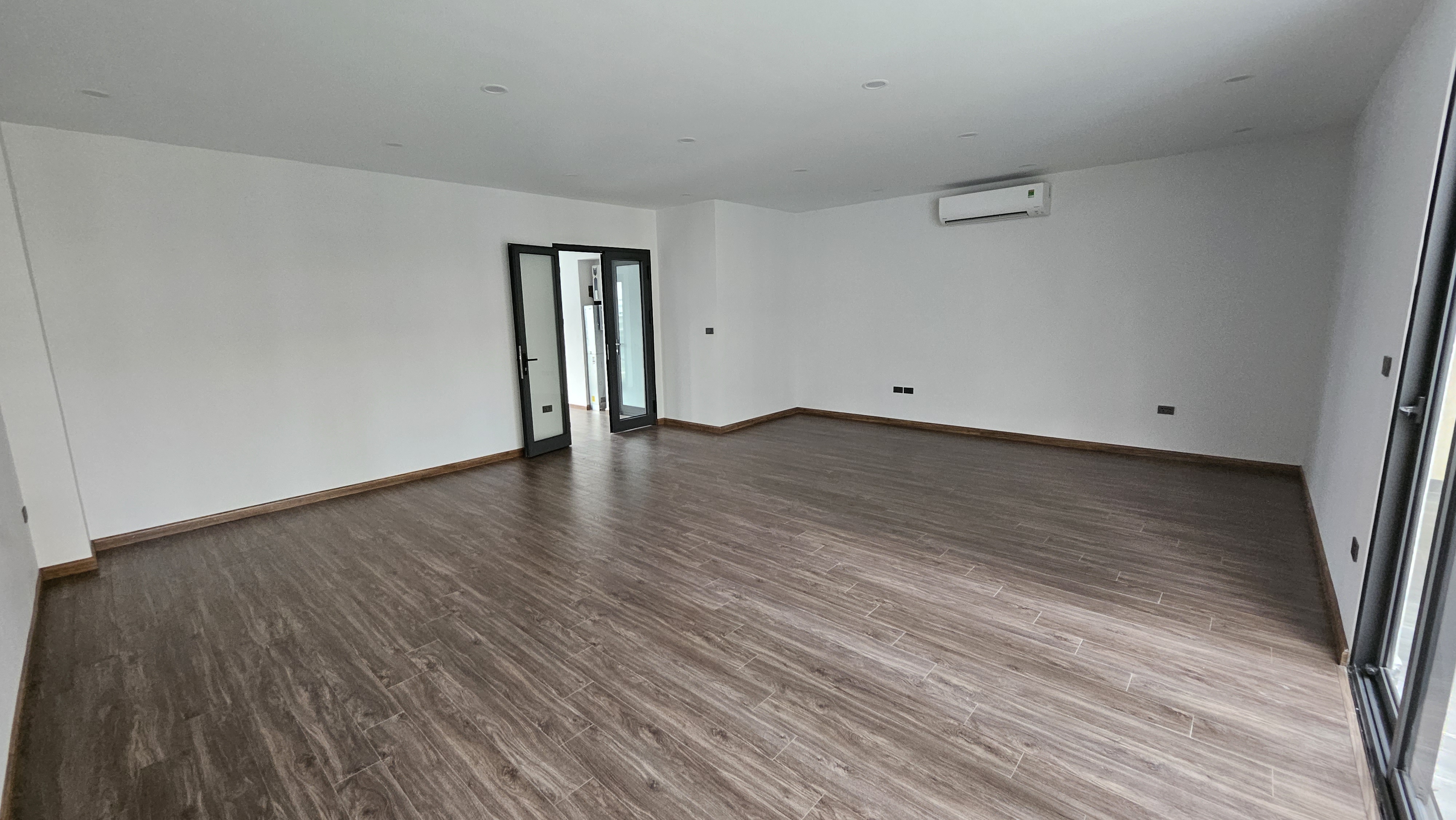 Cho thuê shophouse kinh doanh mặt đường Starlake Tây hồ có thang máy 5