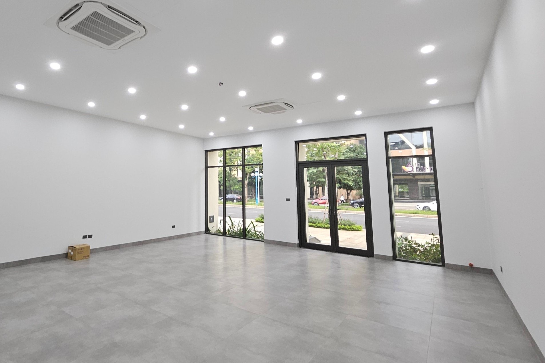 Cho thuê shophouse Starlake 144m2 x 4 tầng, đồ cơ bản, có thang máy, điều hòa 2