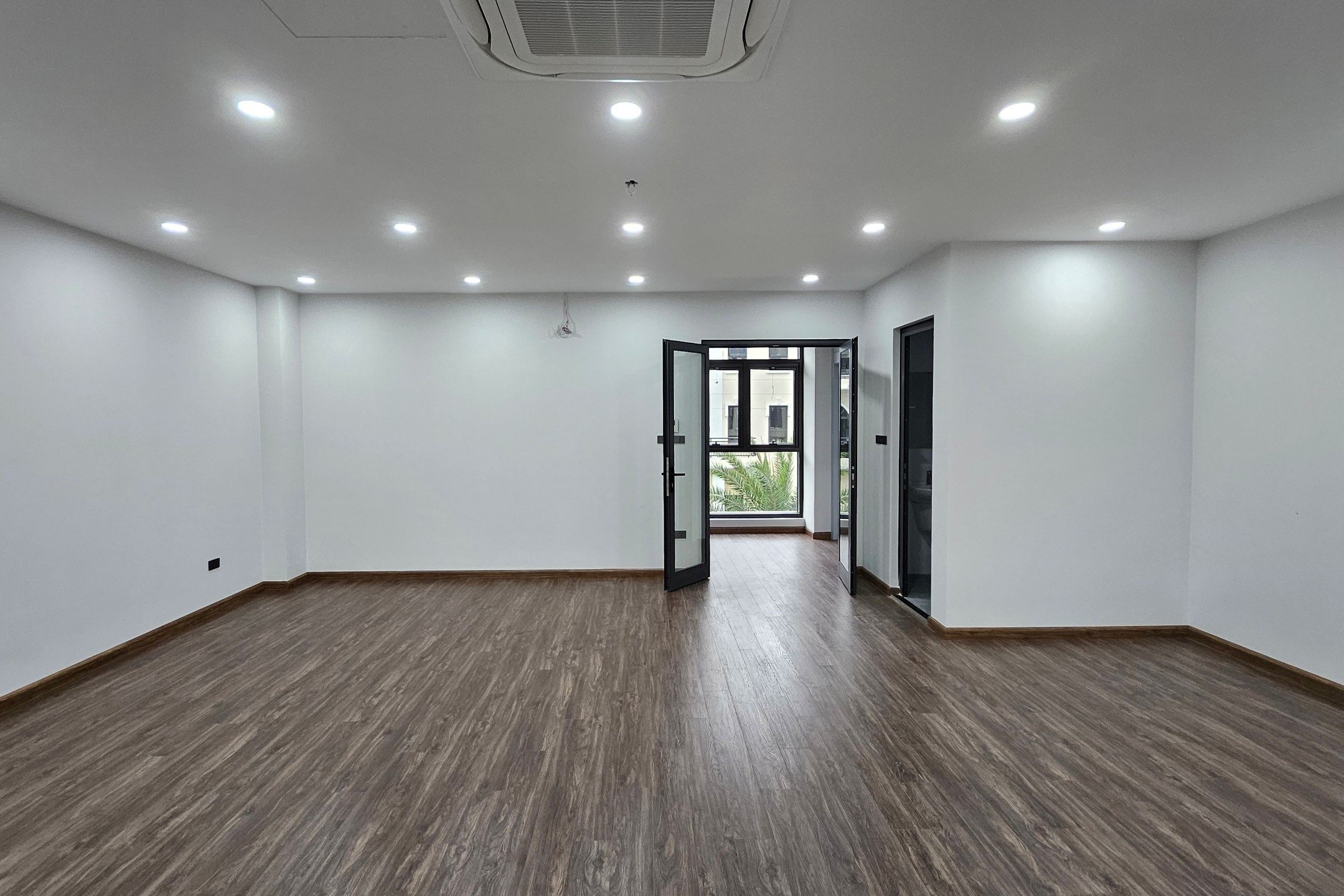 Cho thuê shophouse Starlake 144m2 x 4 tầng, đồ cơ bản, có thang máy, điều hòa 3
